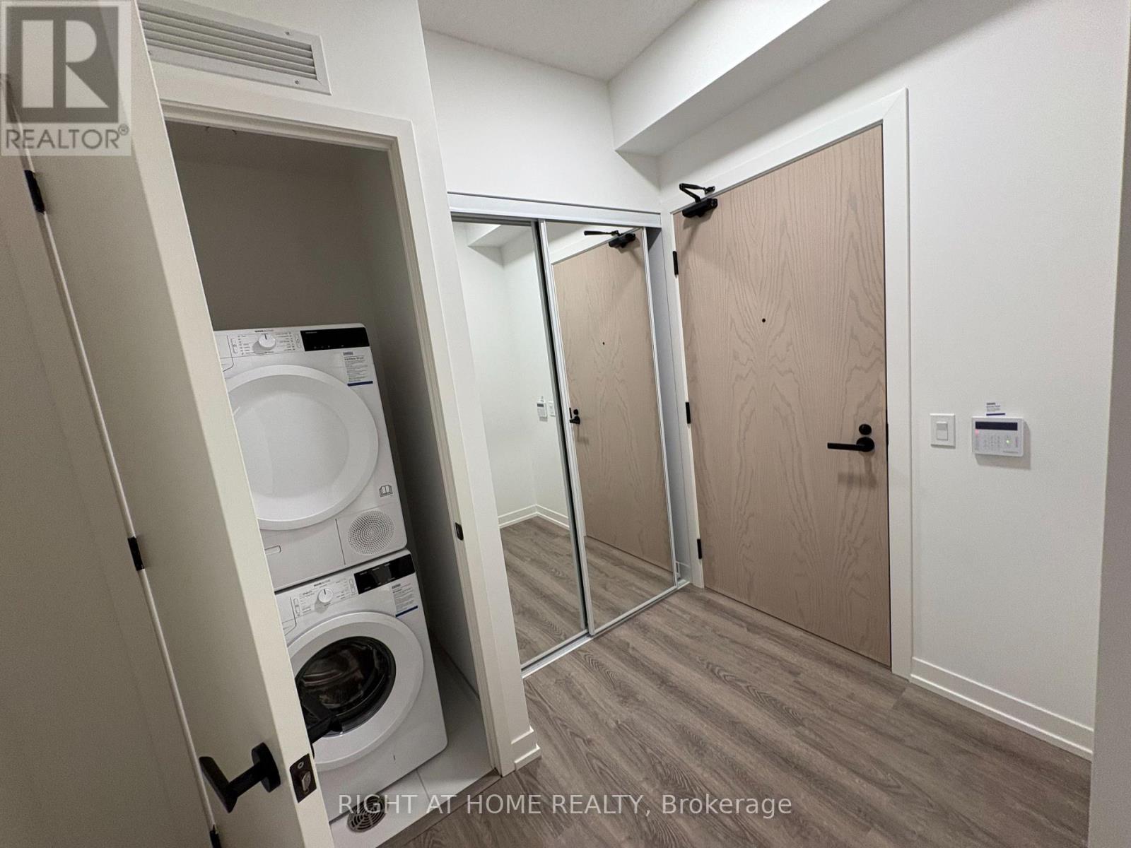 3215 - 8 Interchange Way, Vaughan, Ontario  L4K 0R2 - Photo 4 - N12613832