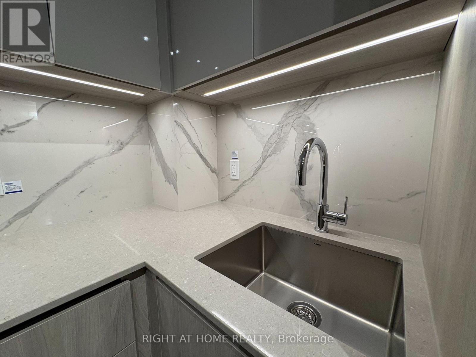 3215 - 8 Interchange Way, Vaughan, Ontario  L4K 0R2 - Photo 8 - N12613832