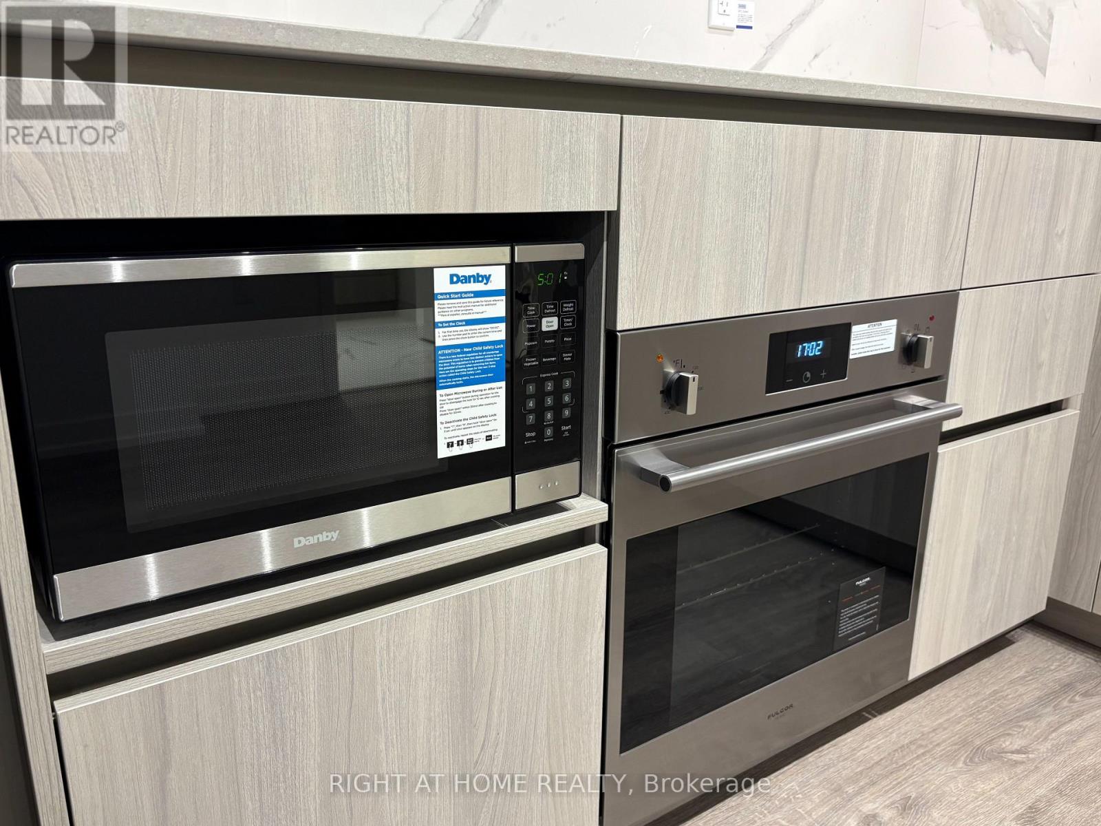 3215 - 8 Interchange Way, Vaughan, Ontario  L4K 0R2 - Photo 9 - N12613832