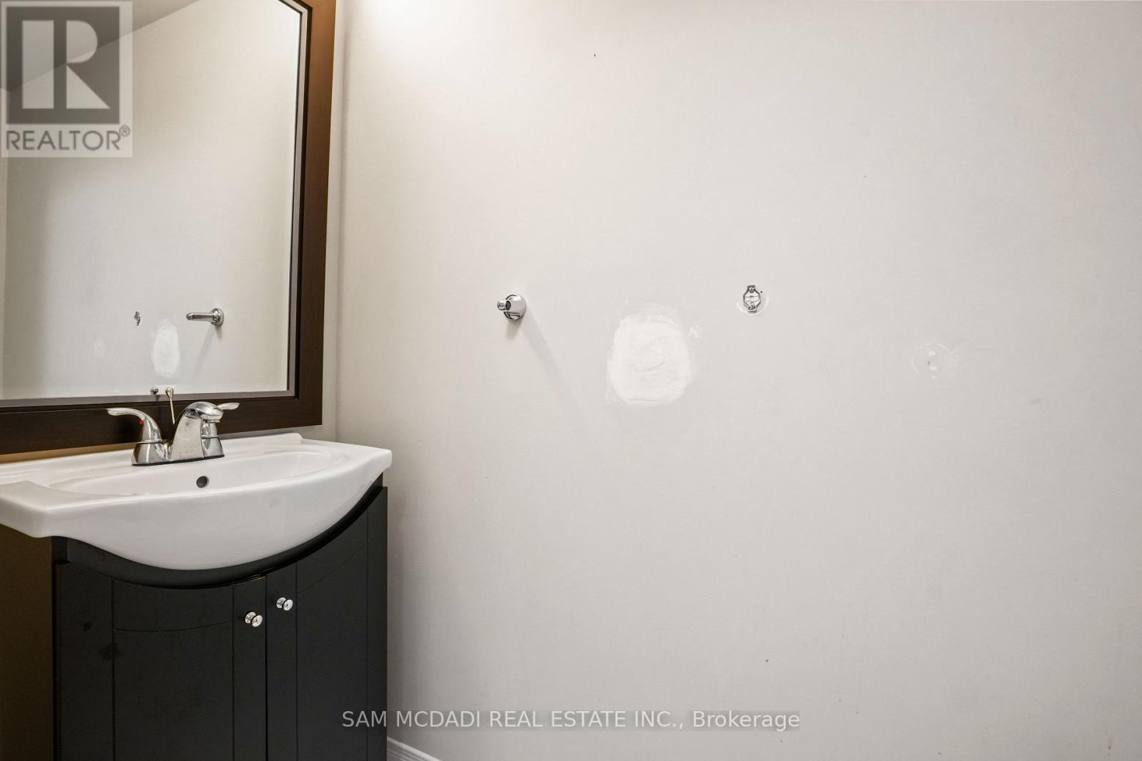 1073 Gabriel Place, Burlington, Ontario  L7R 4J6 - Photo 10 - W12613804