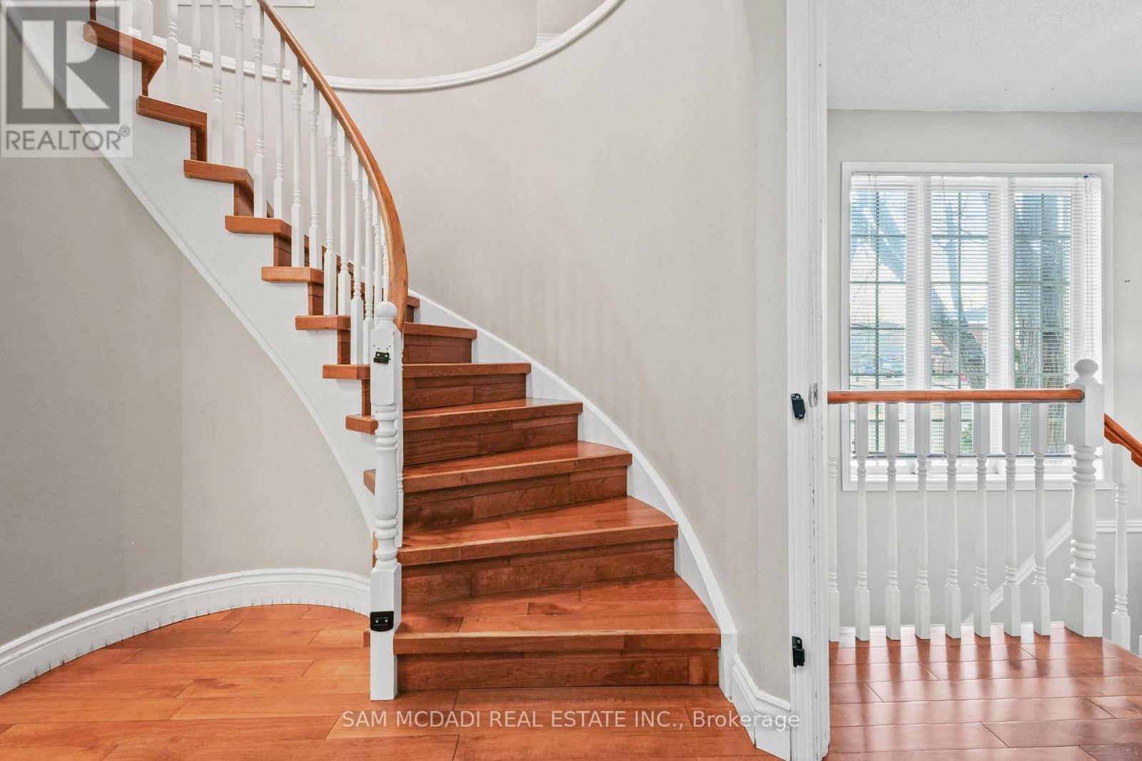 1073 Gabriel Place, Burlington, Ontario  L7R 4J6 - Photo 16 - W12613804