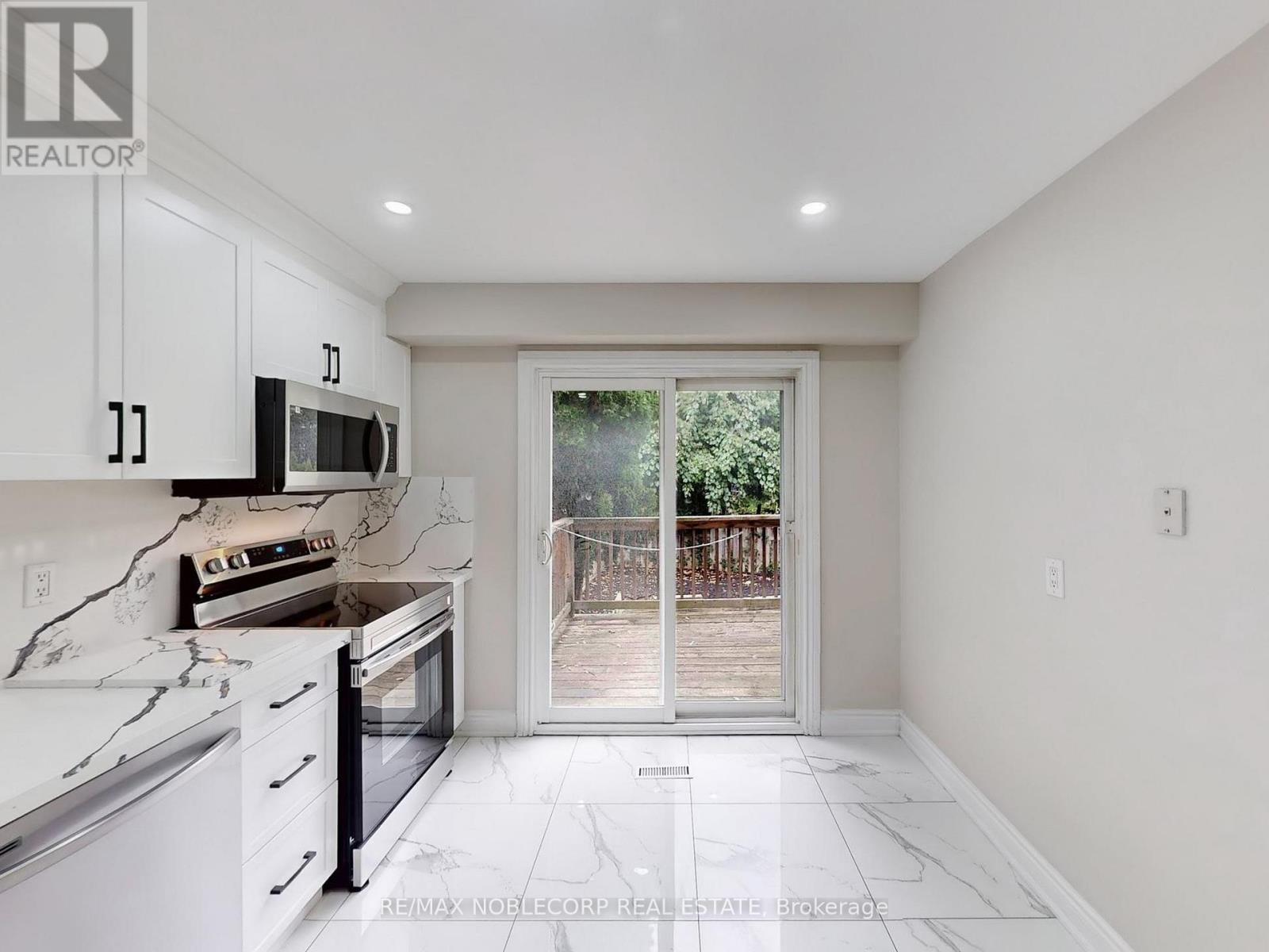 892 Sweetwater Crescent, Mississauga, Ontario  L5H 4A8 - Photo 10 - W12613810