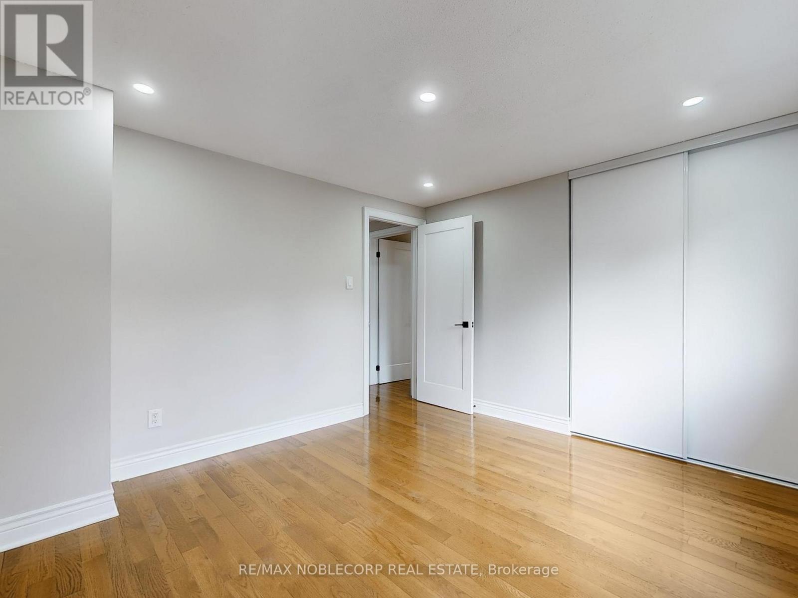 892 Sweetwater Crescent, Mississauga, Ontario  L5H 4A8 - Photo 19 - W12613810