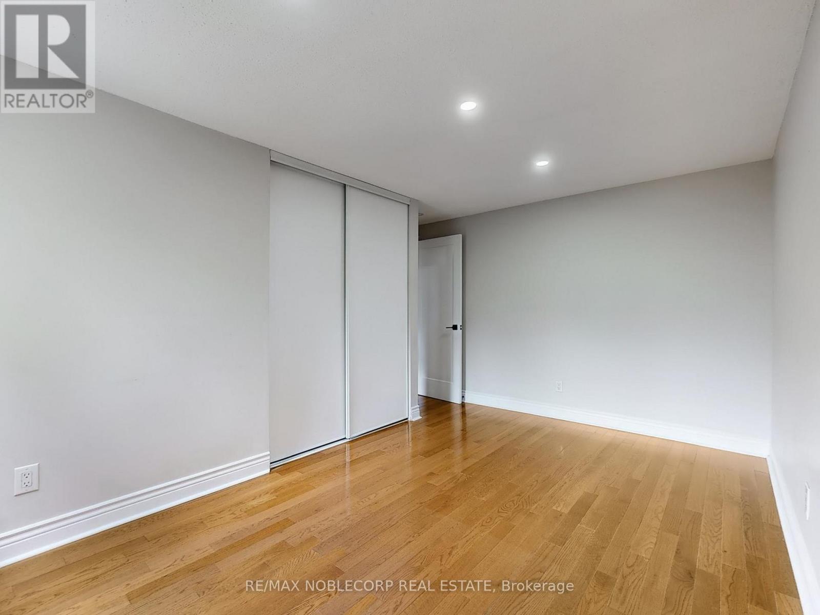 892 Sweetwater Crescent, Mississauga, Ontario  L5H 4A8 - Photo 23 - W12613810