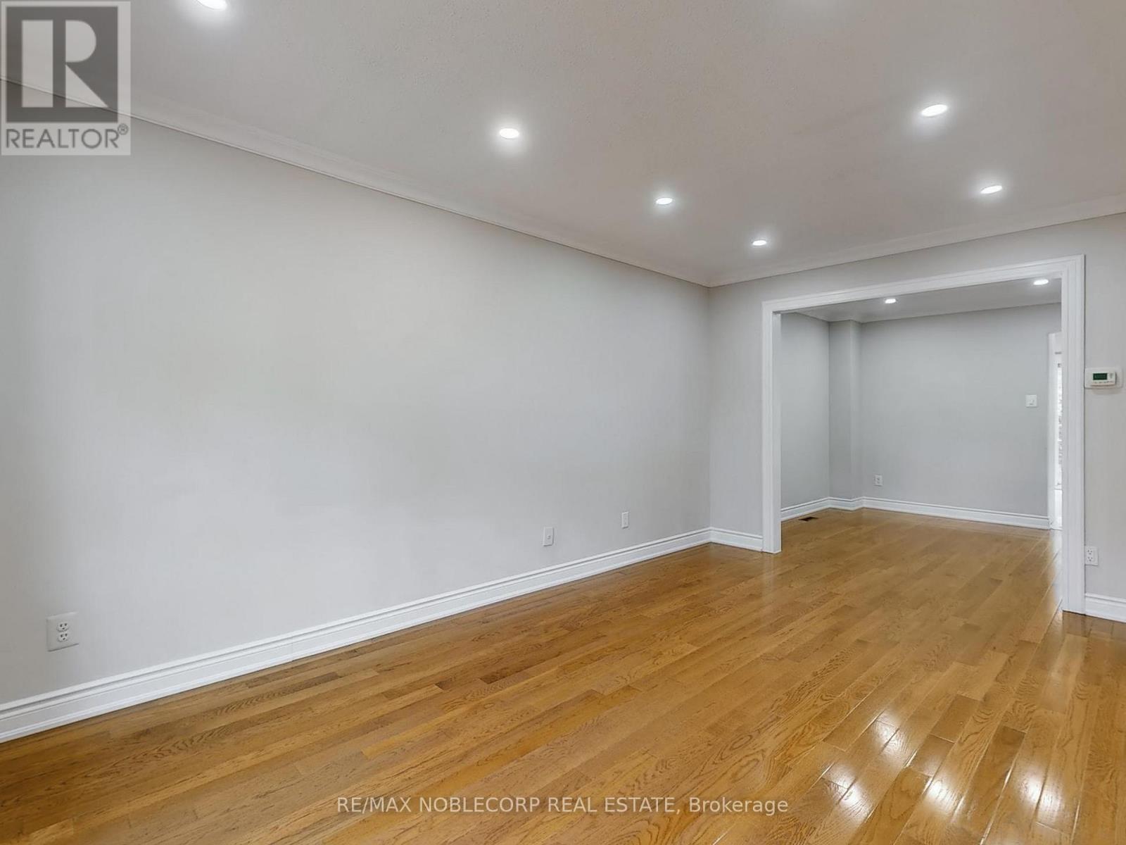 892 Sweetwater Crescent, Mississauga, Ontario  L5H 4A8 - Photo 3 - W12613810