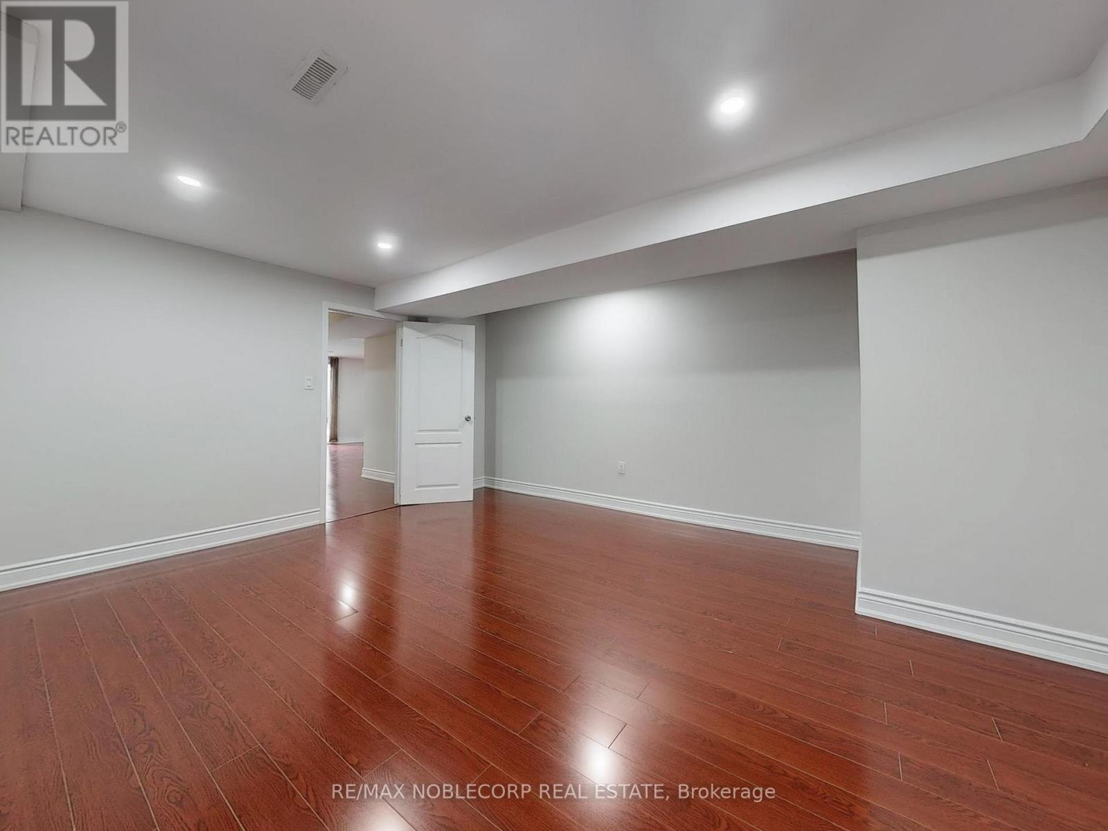 892 Sweetwater Crescent, Mississauga, Ontario  L5H 4A8 - Photo 35 - W12613810