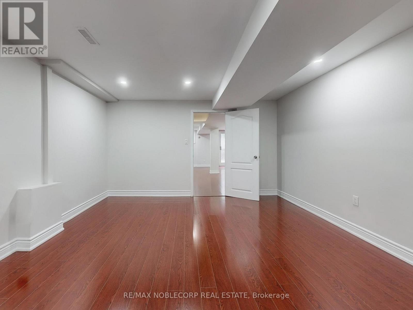 892 Sweetwater Crescent, Mississauga, Ontario  L5H 4A8 - Photo 36 - W12613810