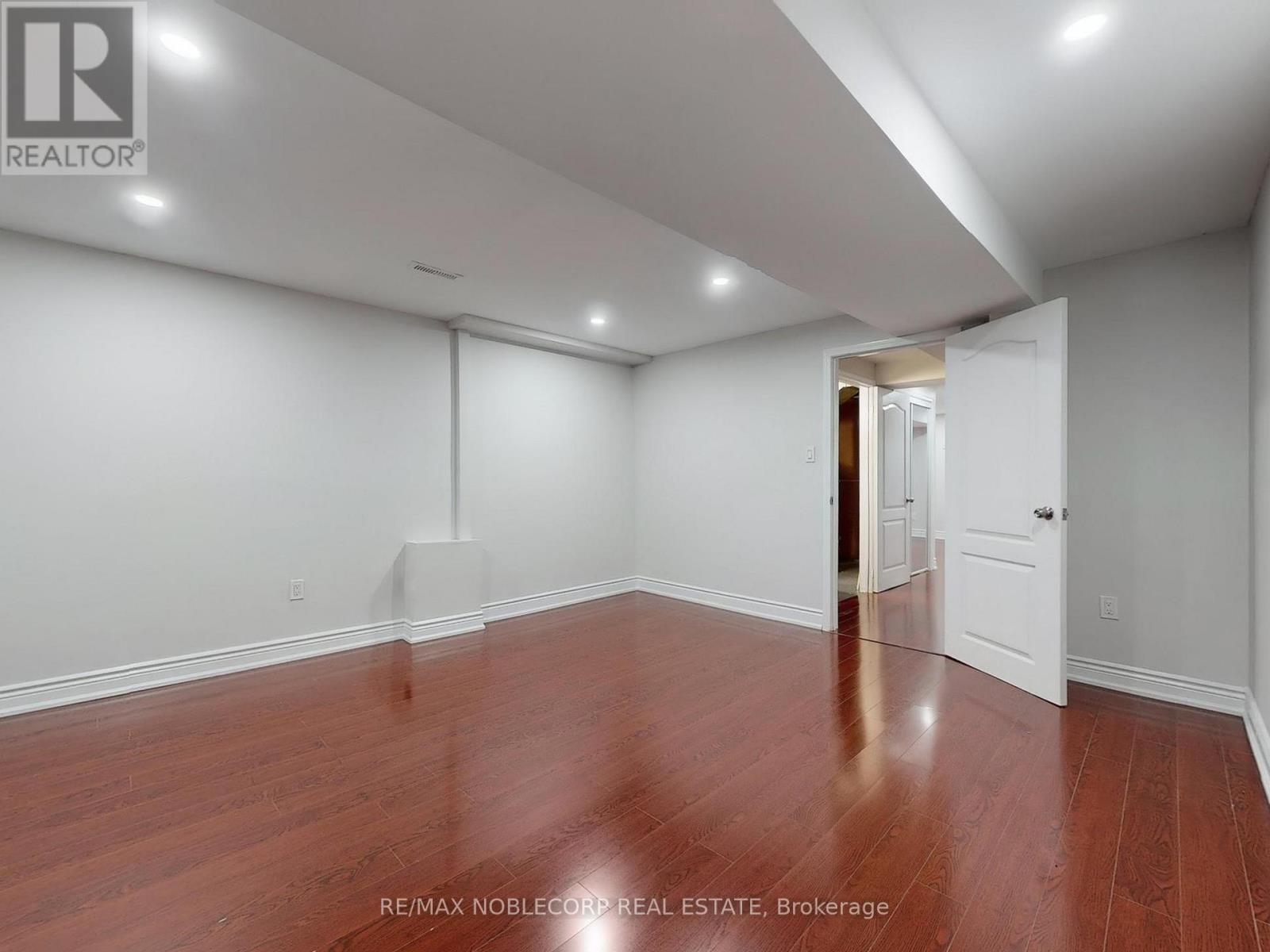 892 Sweetwater Crescent, Mississauga, Ontario  L5H 4A8 - Photo 37 - W12613810