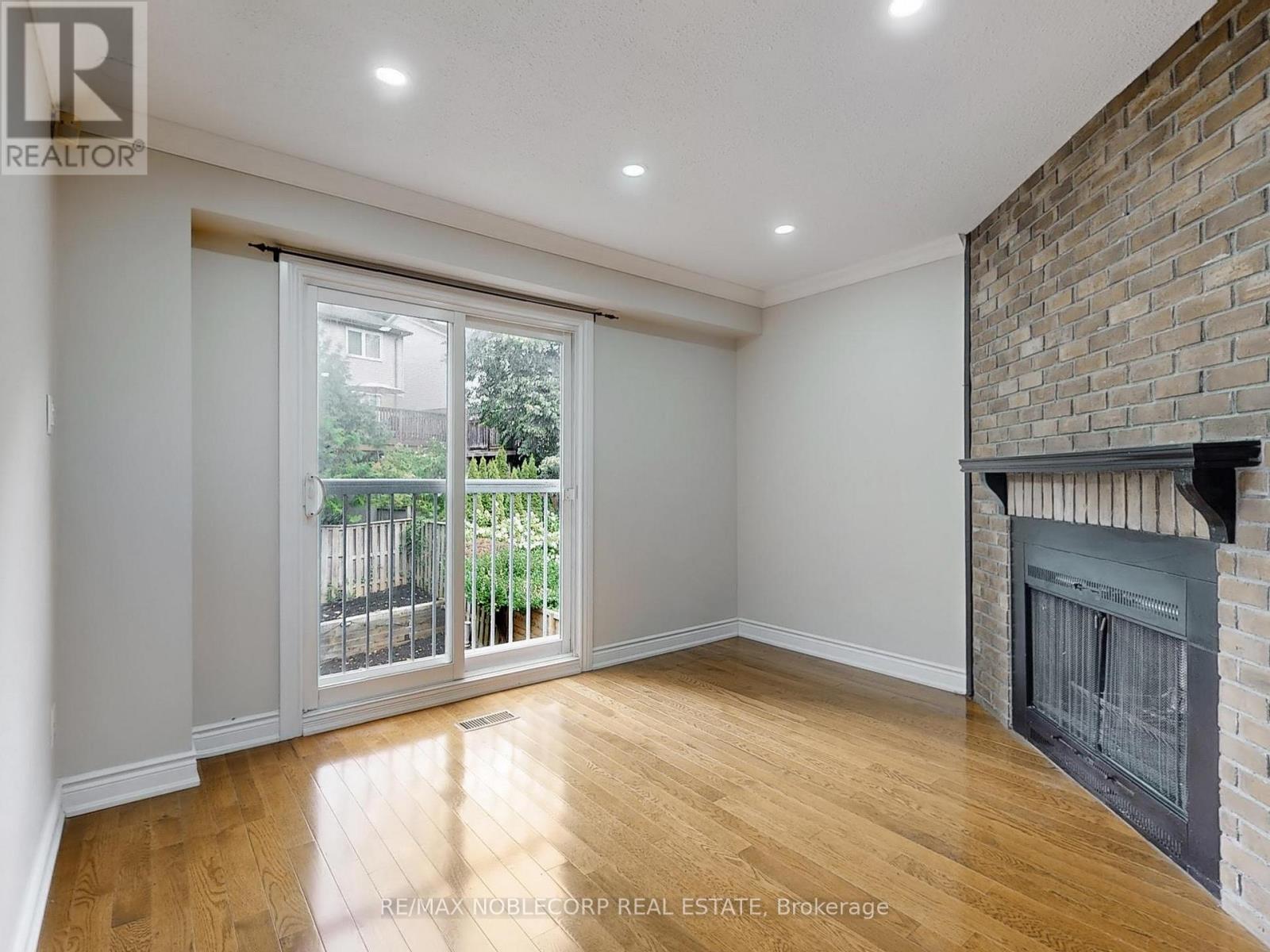 892 Sweetwater Crescent, Mississauga, Ontario  L5H 4A8 - Photo 6 - W12613810