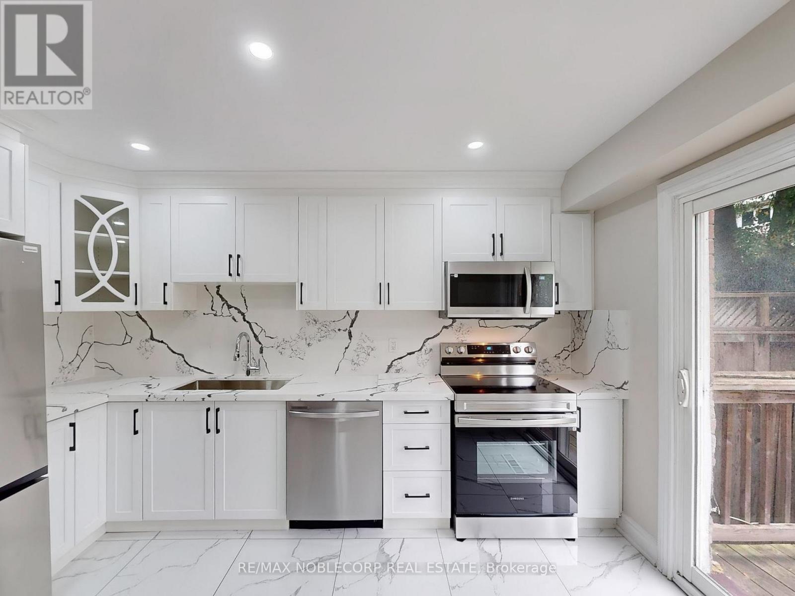 892 Sweetwater Crescent, Mississauga, Ontario  L5H 4A8 - Photo 7 - W12613810