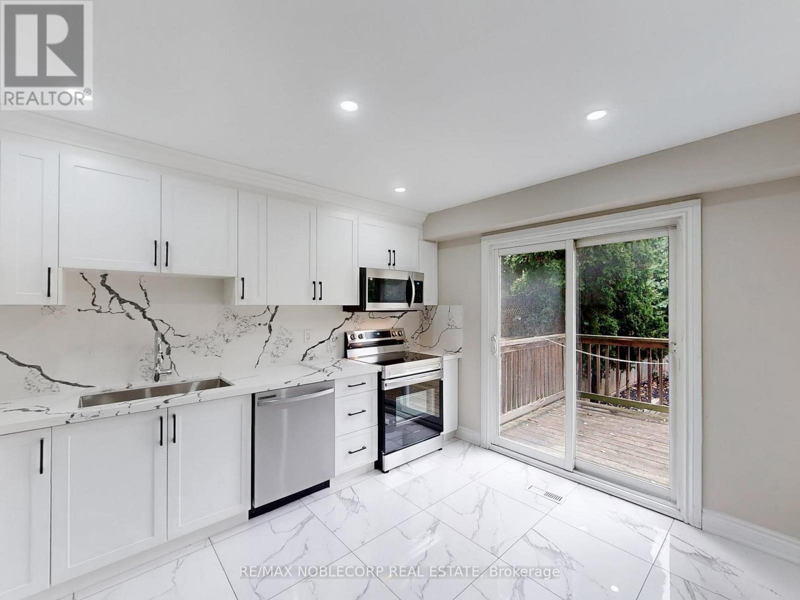 892 Sweetwater Crescent, Mississauga, Ontario  L5H 4A8 - Photo 8 - W12613810