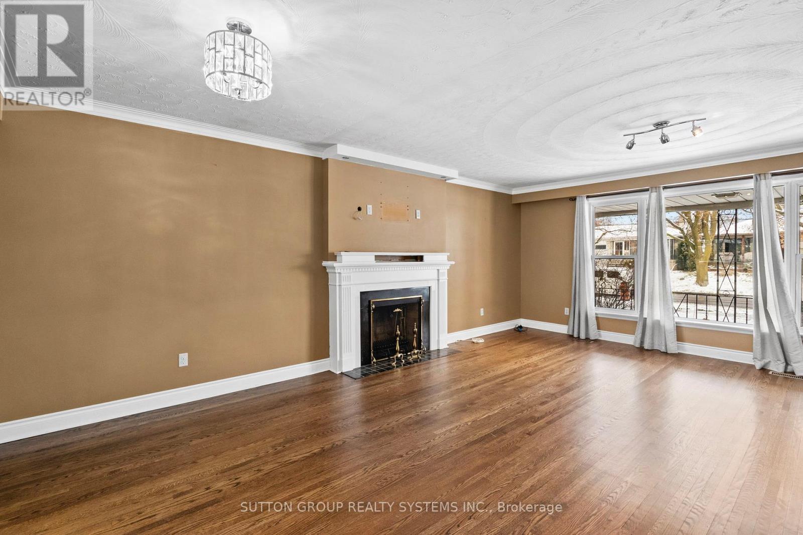 Main Floor - 103 Summitcrest Drive, Toronto, Ontario  M9P 1H7 - Photo 11 - W12613824