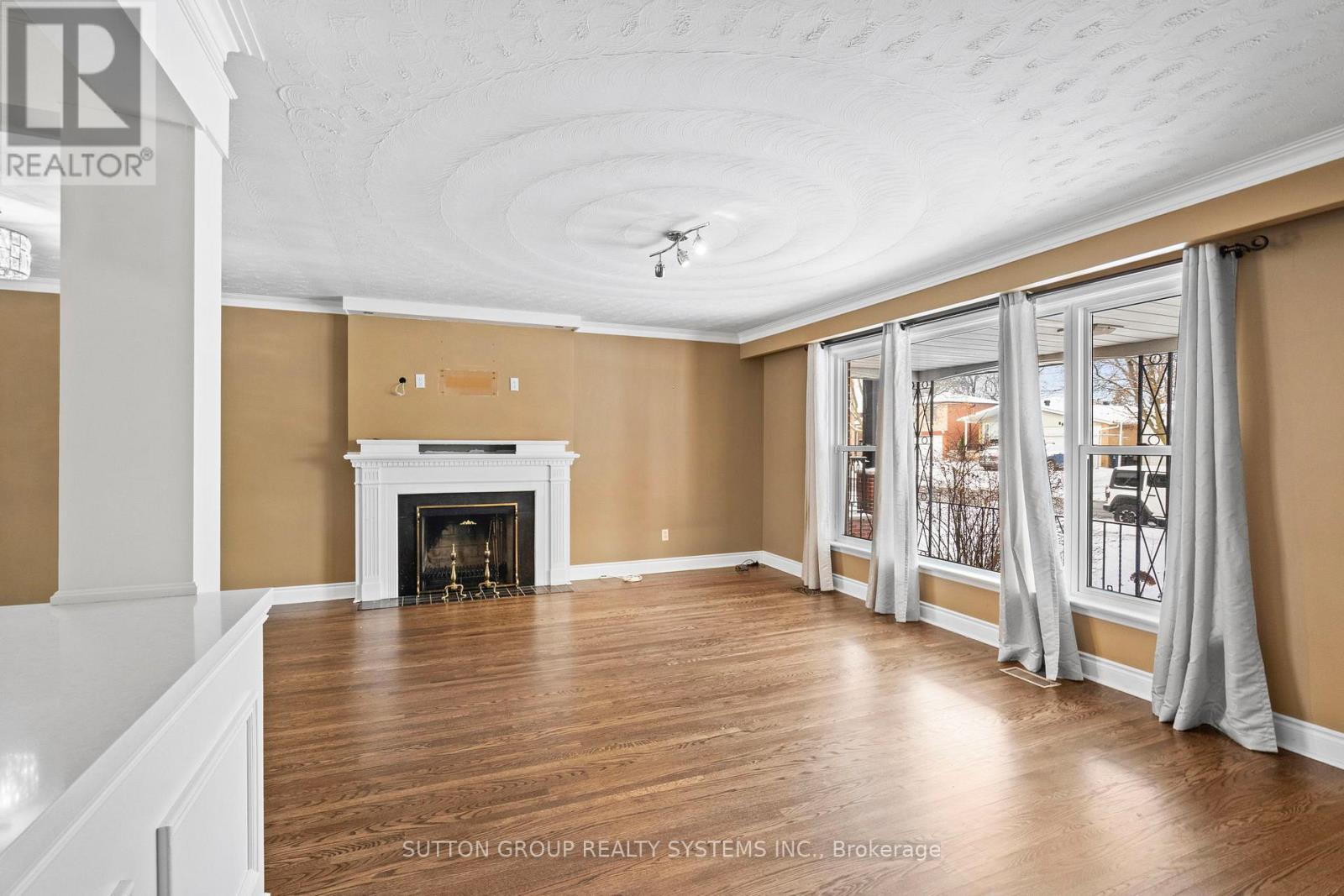 Main Floor - 103 Summitcrest Drive, Toronto, Ontario  M9P 1H7 - Photo 12 - W12613824