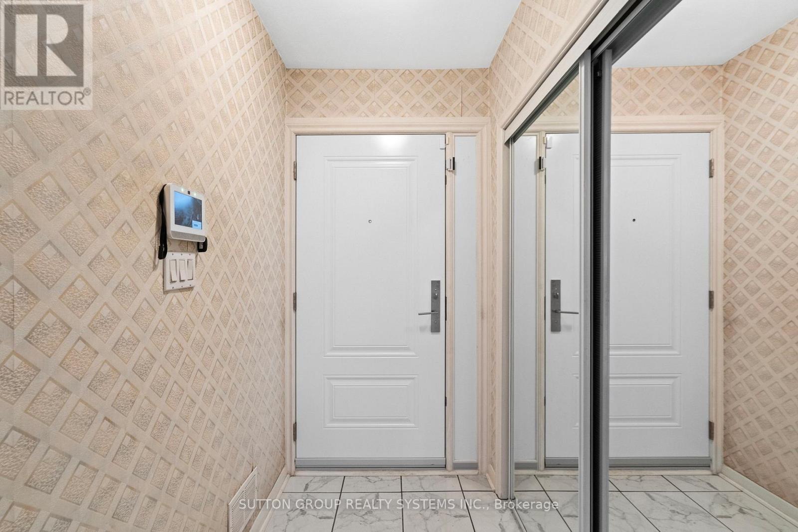 Main Floor - 103 Summitcrest Drive, Toronto, Ontario  M9P 1H7 - Photo 6 - W12613824