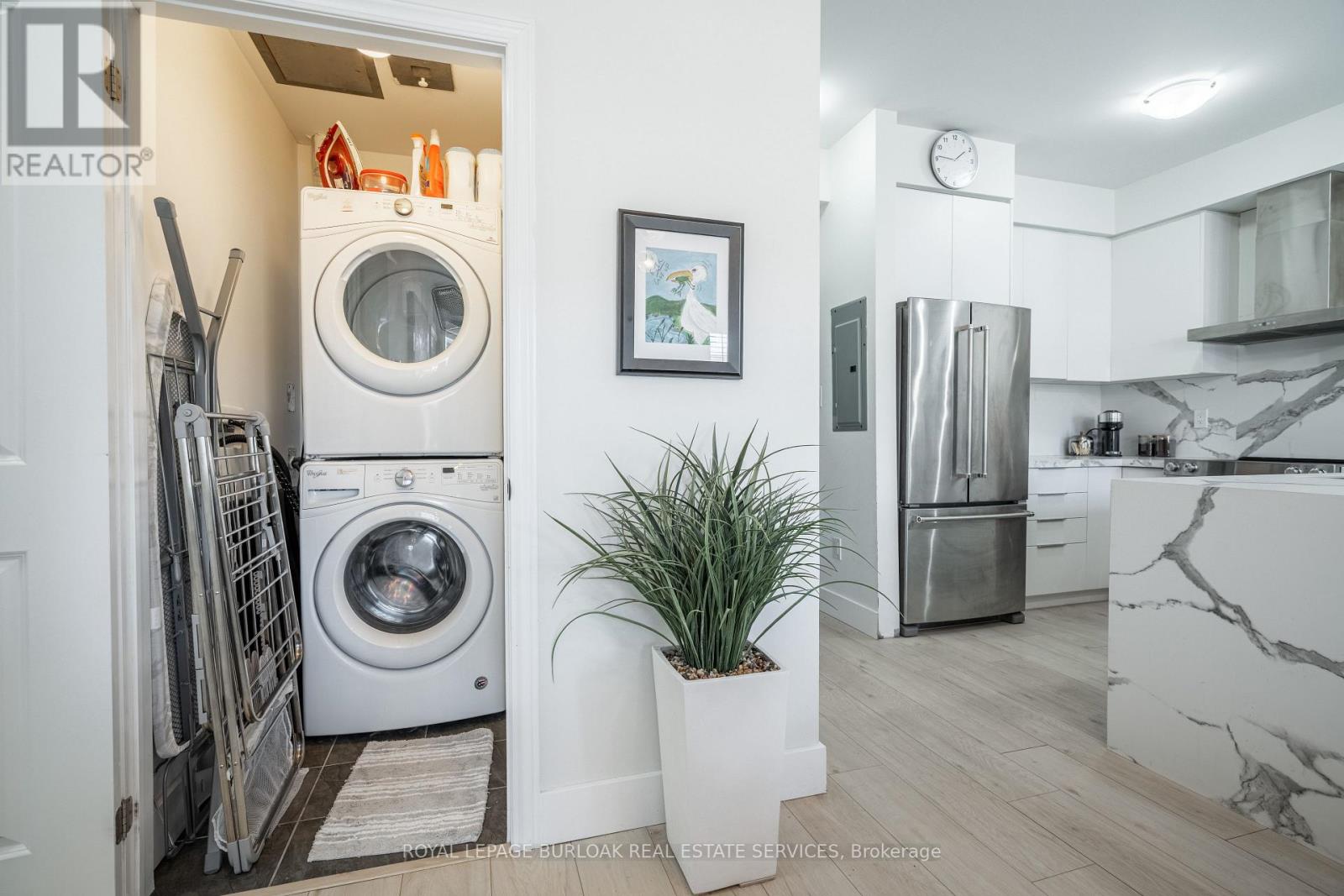 303 - 263 Georgian Drive, Oakville, Ontario  L6H 0L2 - Photo 14 - W12613858