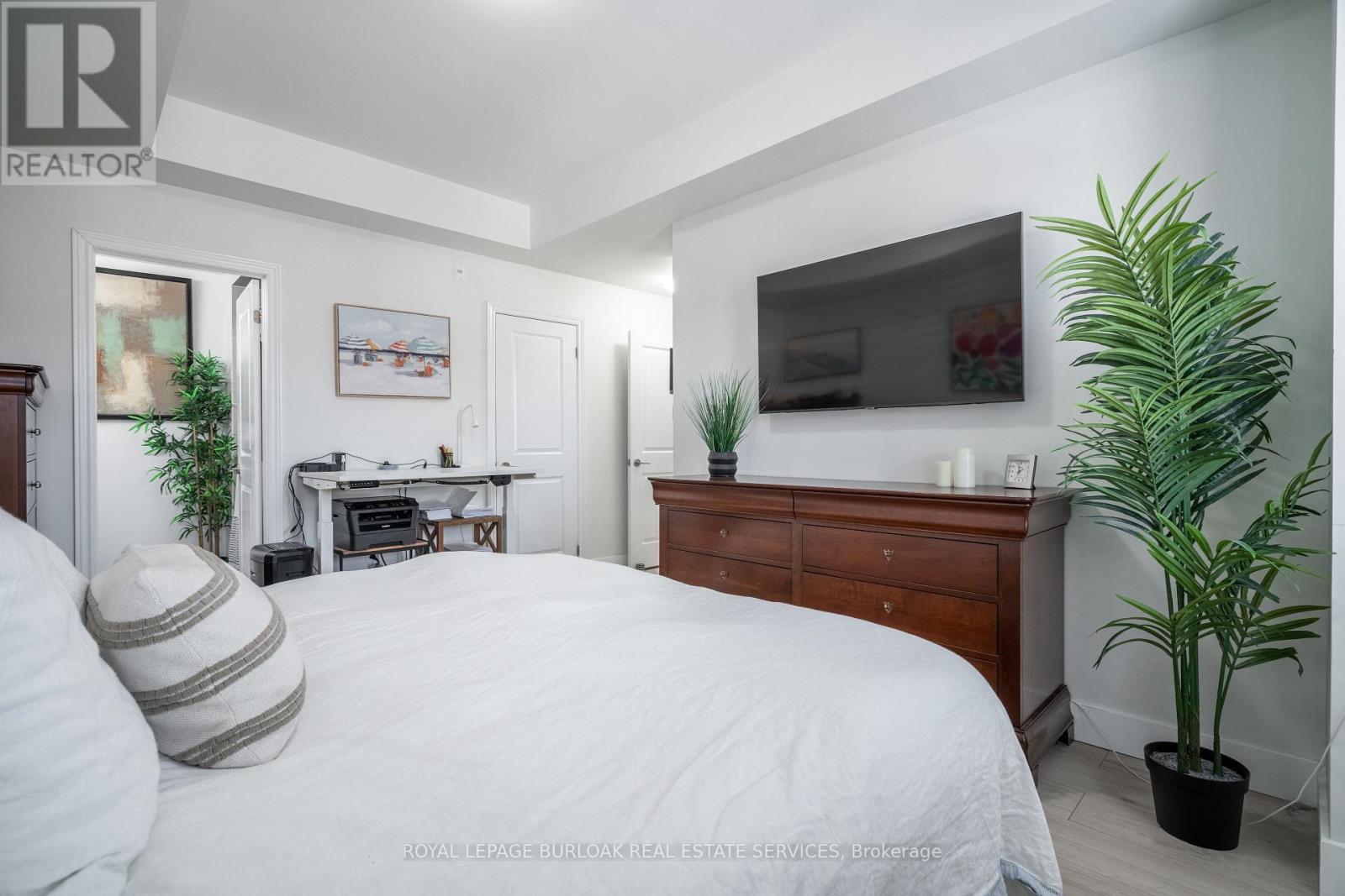 303 - 263 Georgian Drive, Oakville, Ontario  L6H 0L2 - Photo 18 - W12613858