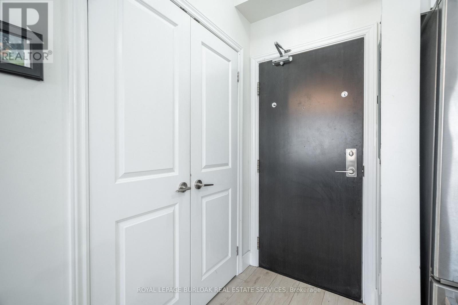 303 - 263 Georgian Drive, Oakville, Ontario  L6H 0L2 - Photo 3 - W12613858