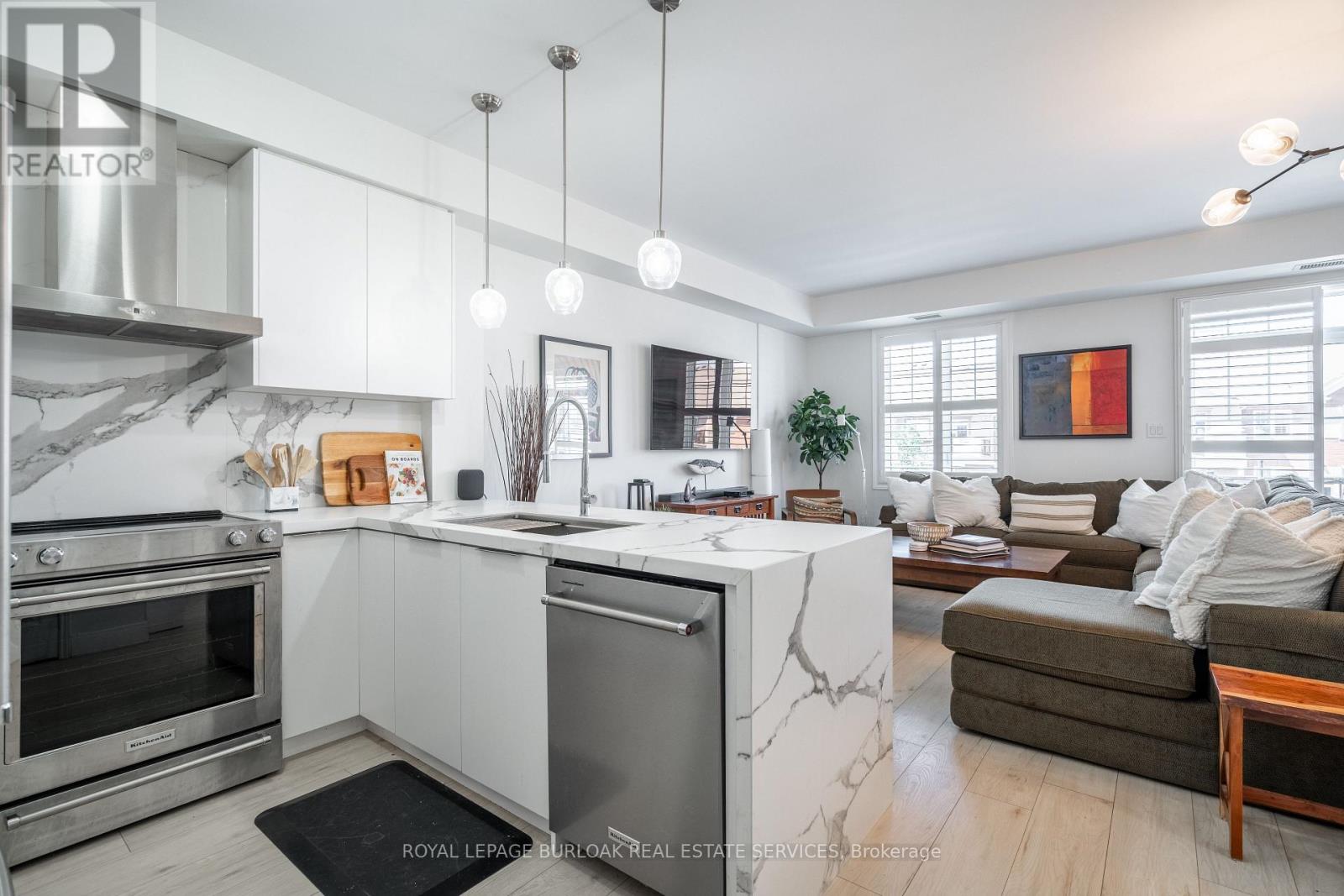 303 - 263 Georgian Drive, Oakville, Ontario  L6H 0L2 - Photo 4 - W12613858