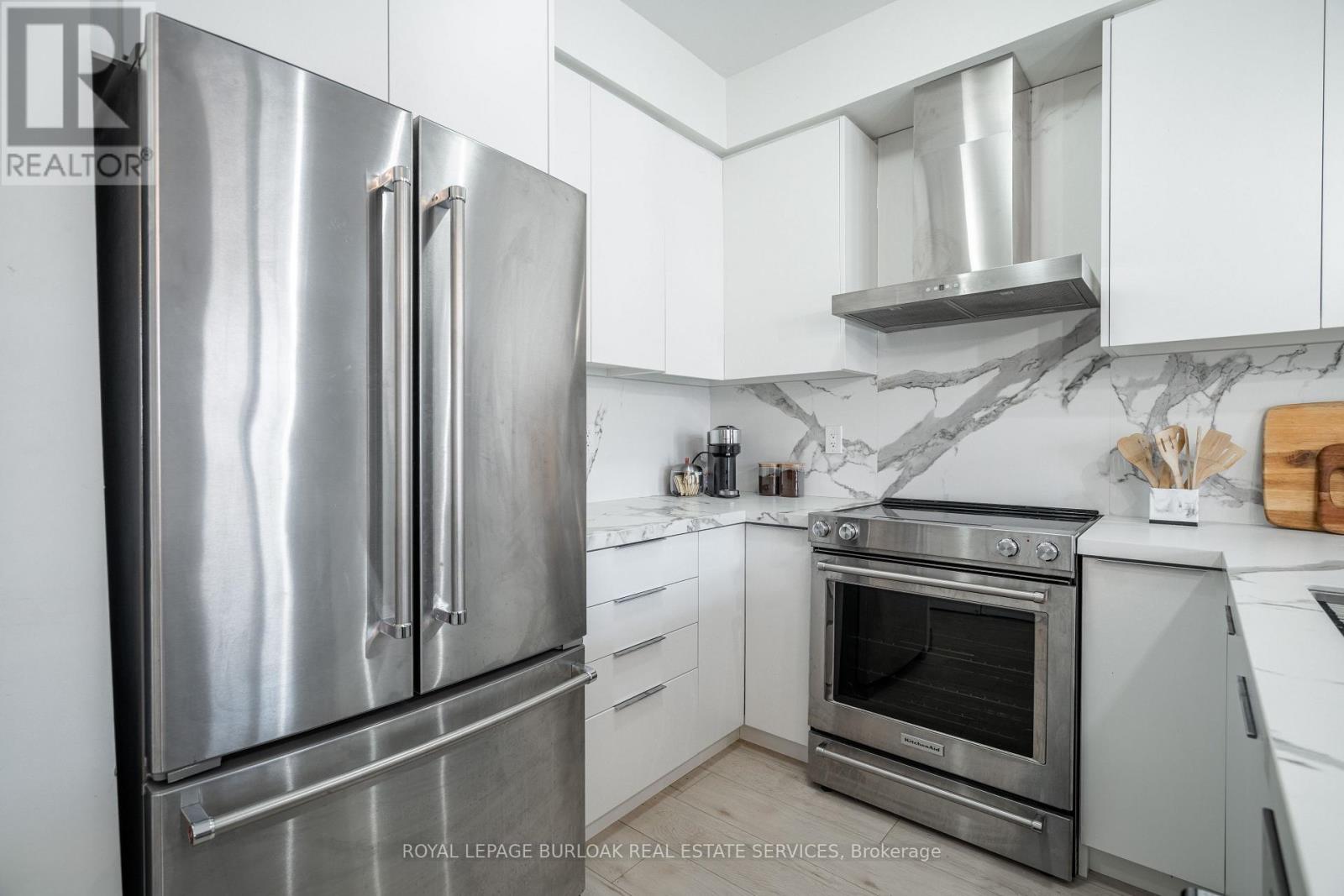 303 - 263 Georgian Drive, Oakville, Ontario  L6H 0L2 - Photo 5 - W12613858