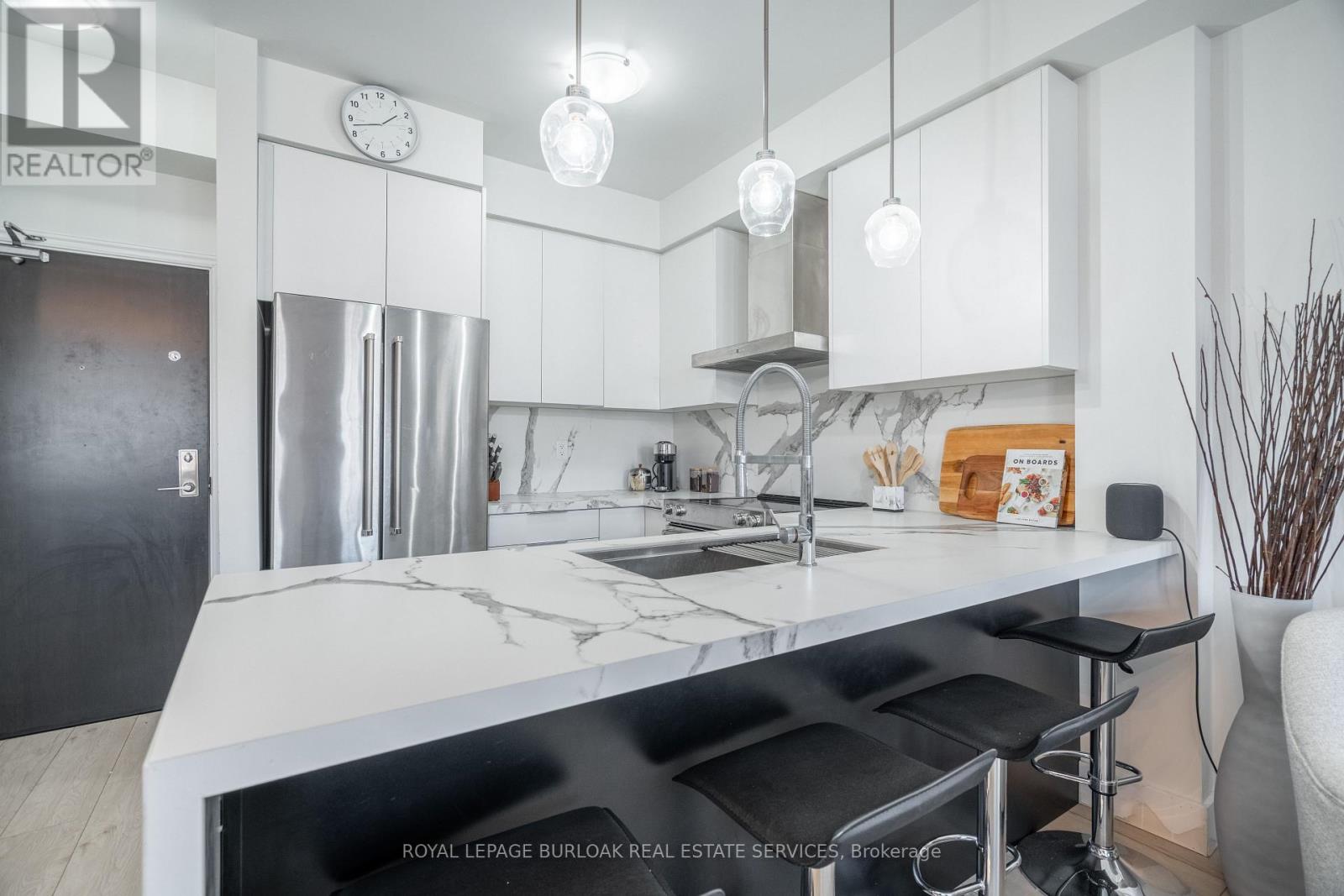 303 - 263 Georgian Drive, Oakville, Ontario  L6H 0L2 - Photo 6 - W12613858