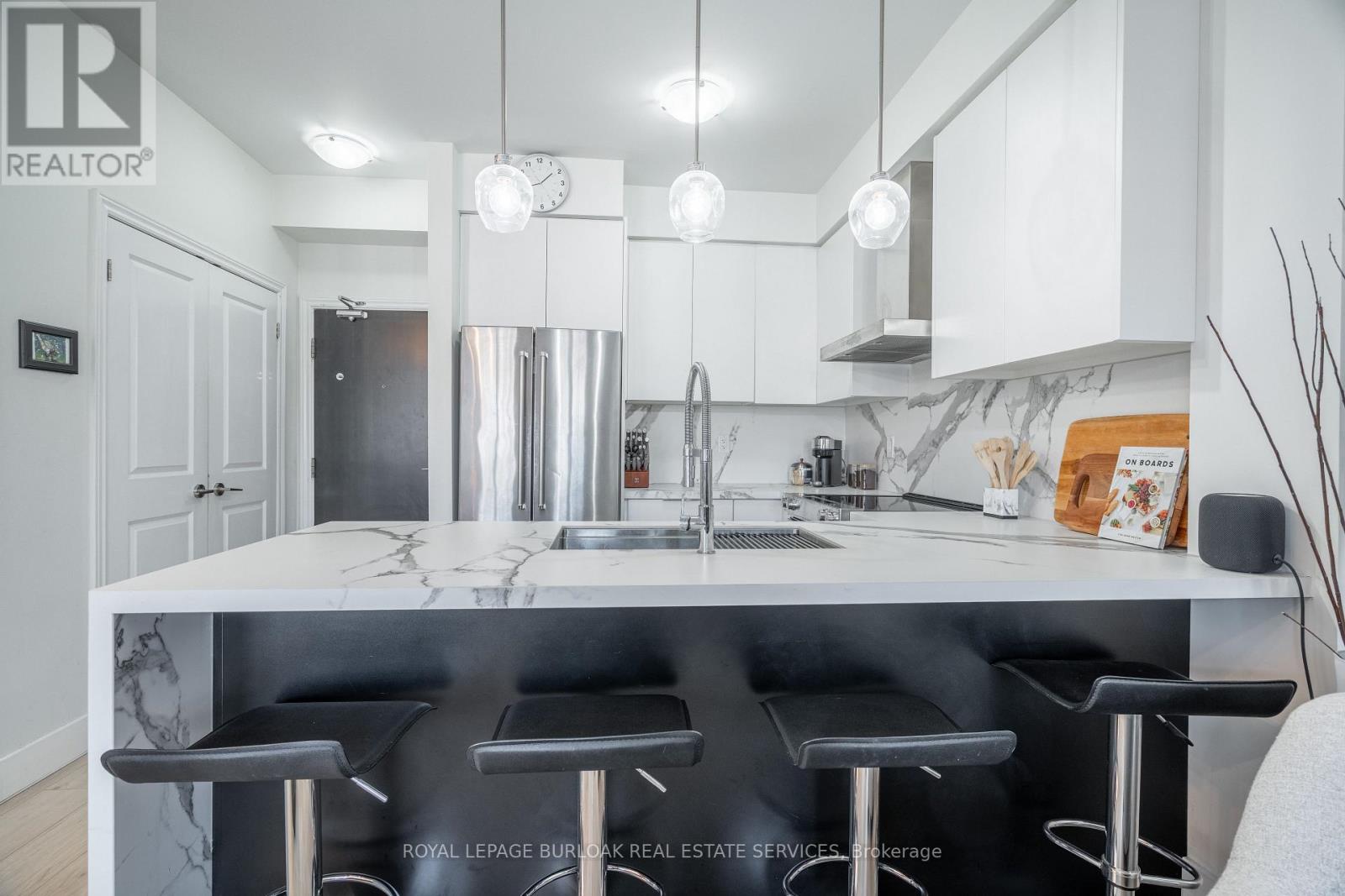 303 - 263 Georgian Drive, Oakville, Ontario  L6H 0L2 - Photo 7 - W12613858