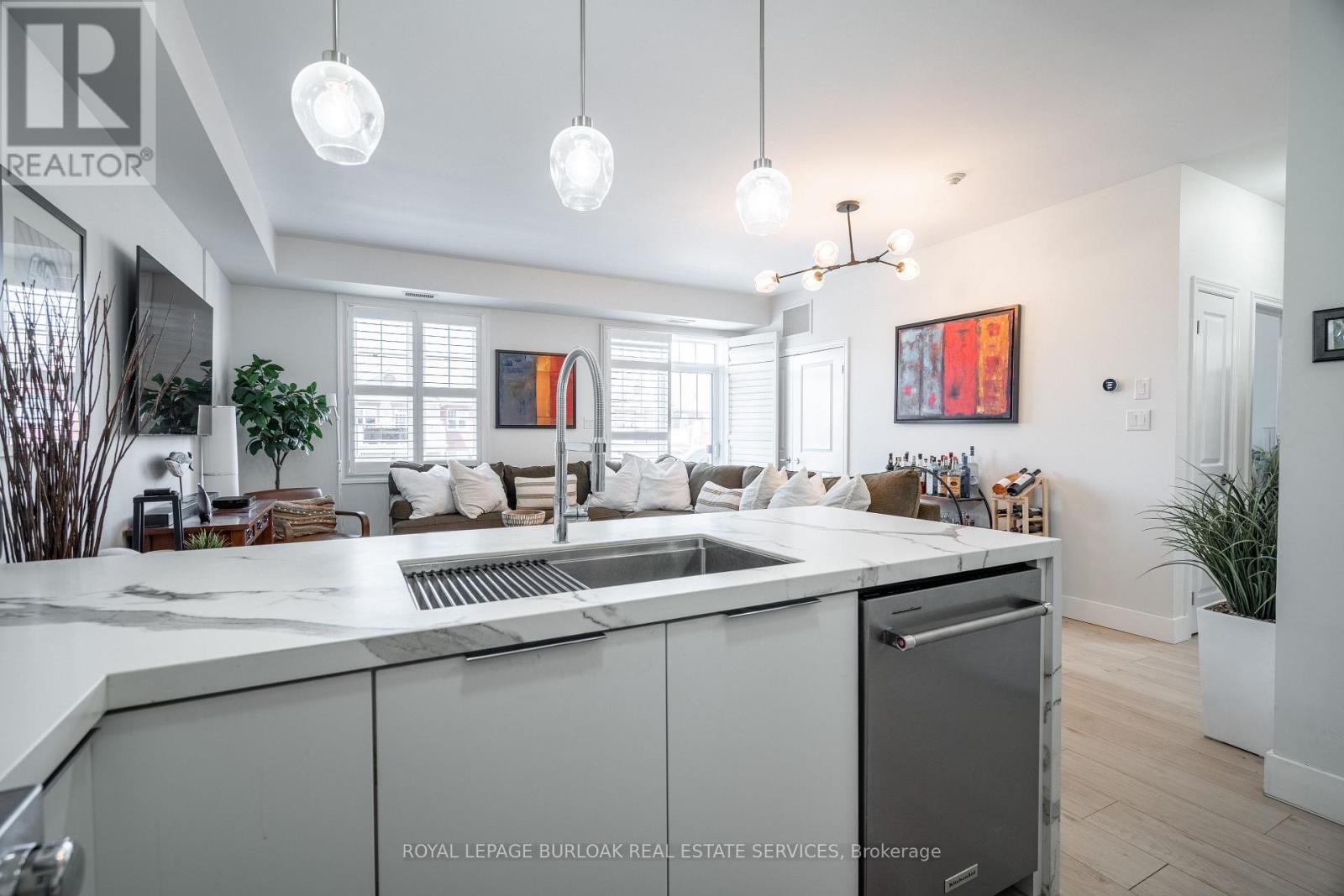 303 - 263 Georgian Drive, Oakville, Ontario  L6H 0L2 - Photo 8 - W12613858