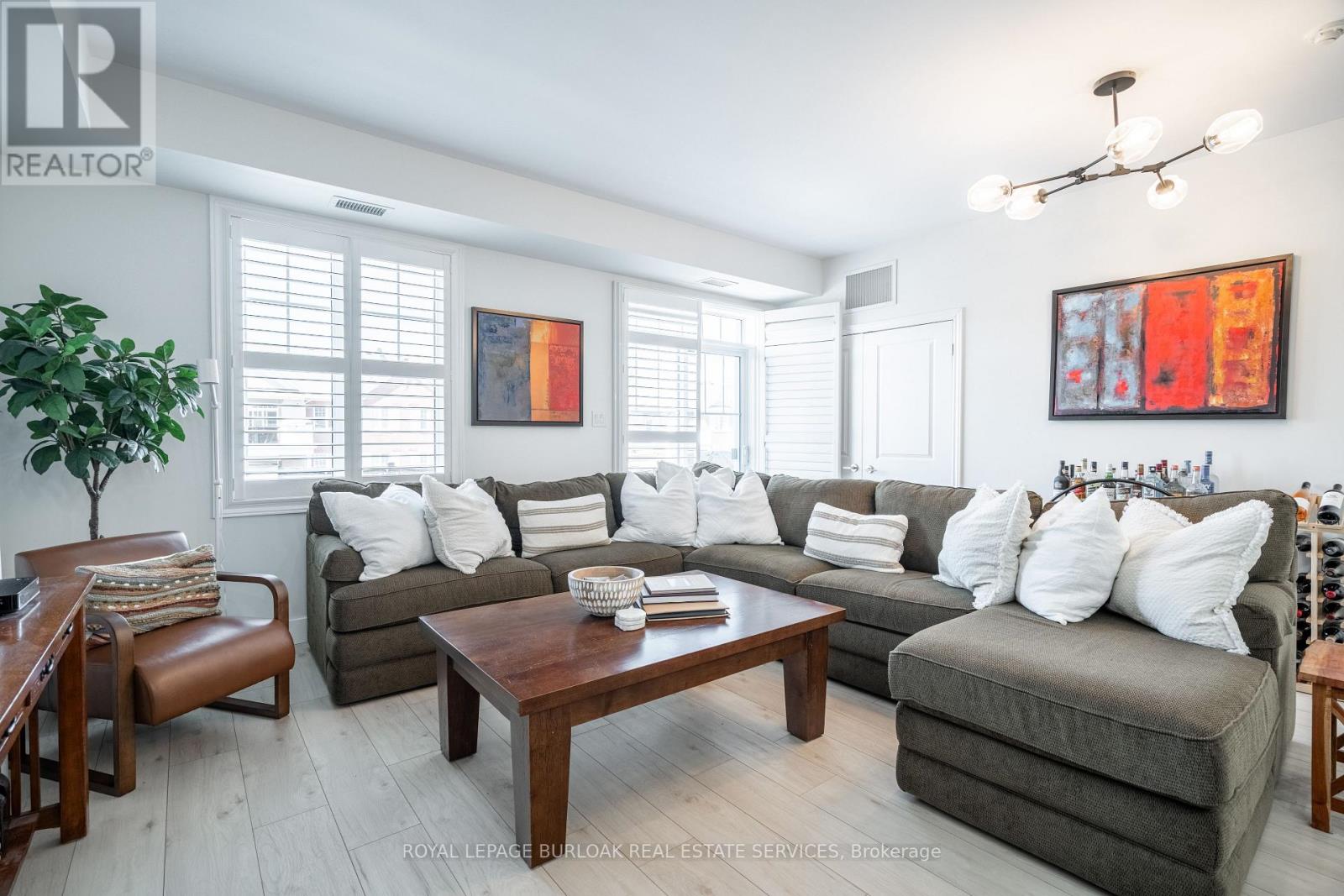 303 - 263 Georgian Drive, Oakville, Ontario  L6H 0L2 - Photo 9 - W12613858