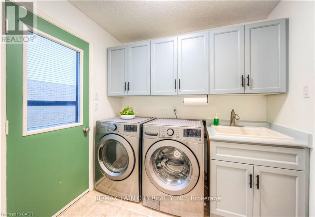 243 Highview Drive, Kitchener, Ontario  N2N 2K6 - Photo 13 - X12613826