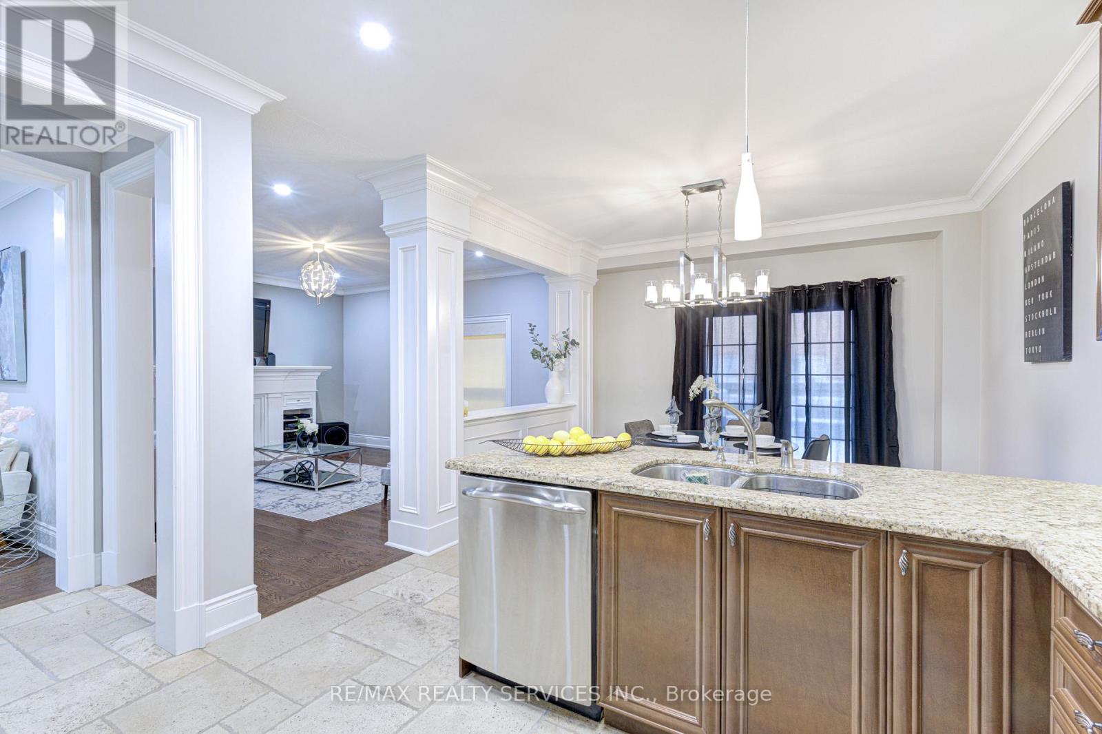 16 Fallgate Drive, Brampton, Ontario  L6X 0R5 - Photo 11 - W12587518