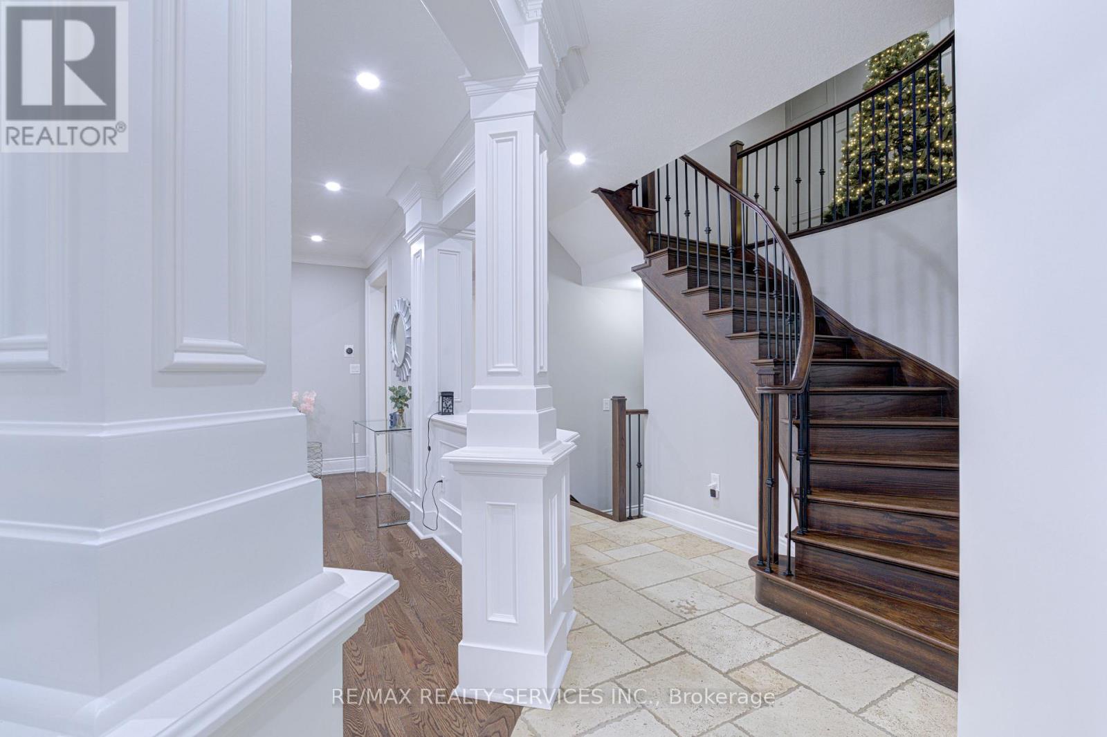 16 Fallgate Drive, Brampton, Ontario  L6X 0R5 - Photo 2 - W12587518