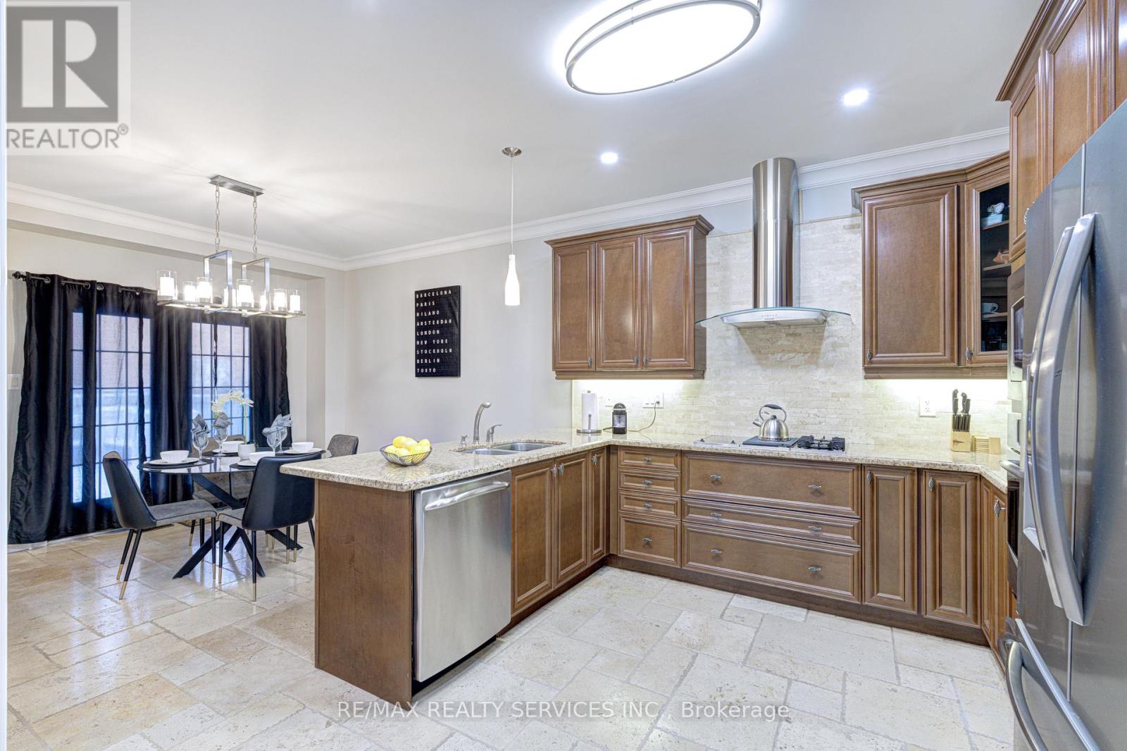 16 Fallgate Drive, Brampton, Ontario  L6X 0R5 - Photo 9 - W12587518