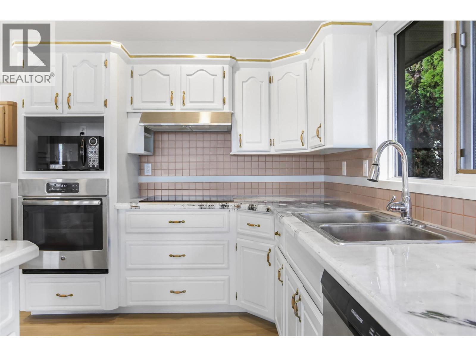 727 Cassiar Crescent Kelowna Photo 8 727 Cassiar Crescent Kelowna Photo 8