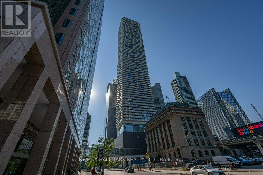 4209 - 88 Harbour Street, Toronto, Ontario  M5J 0C3 - Photo 1 - C12613968