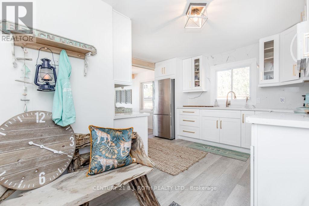 7 Oliver Drive, Tiny, Ontario L0L 2J0 - Photo 3 - S12613940