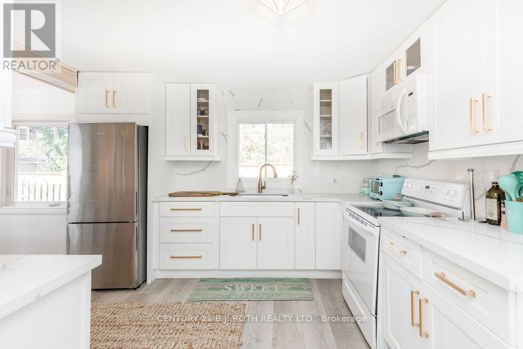 7 Oliver Drive, Tiny, Ontario L0L 2J0 - Photo 4 - S12613940