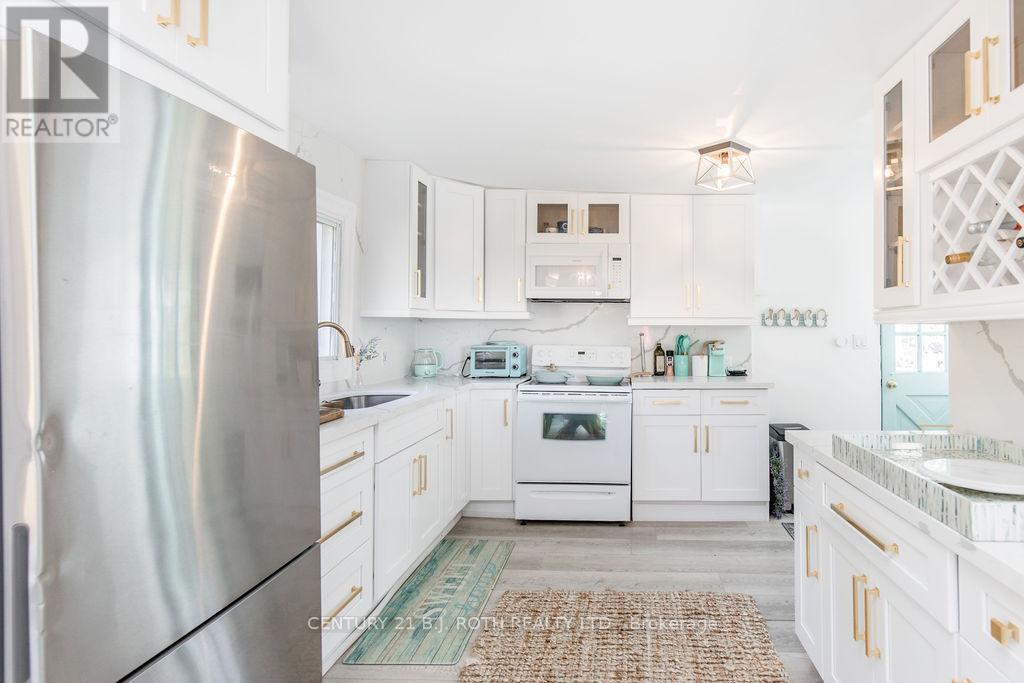 7 Oliver Drive, Tiny, Ontario L0L 2J0 - Photo 5 - S12613940