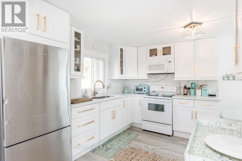 7 Oliver Drive, Tiny, Ontario L0L 2J0 - Photo 6 - S12613940