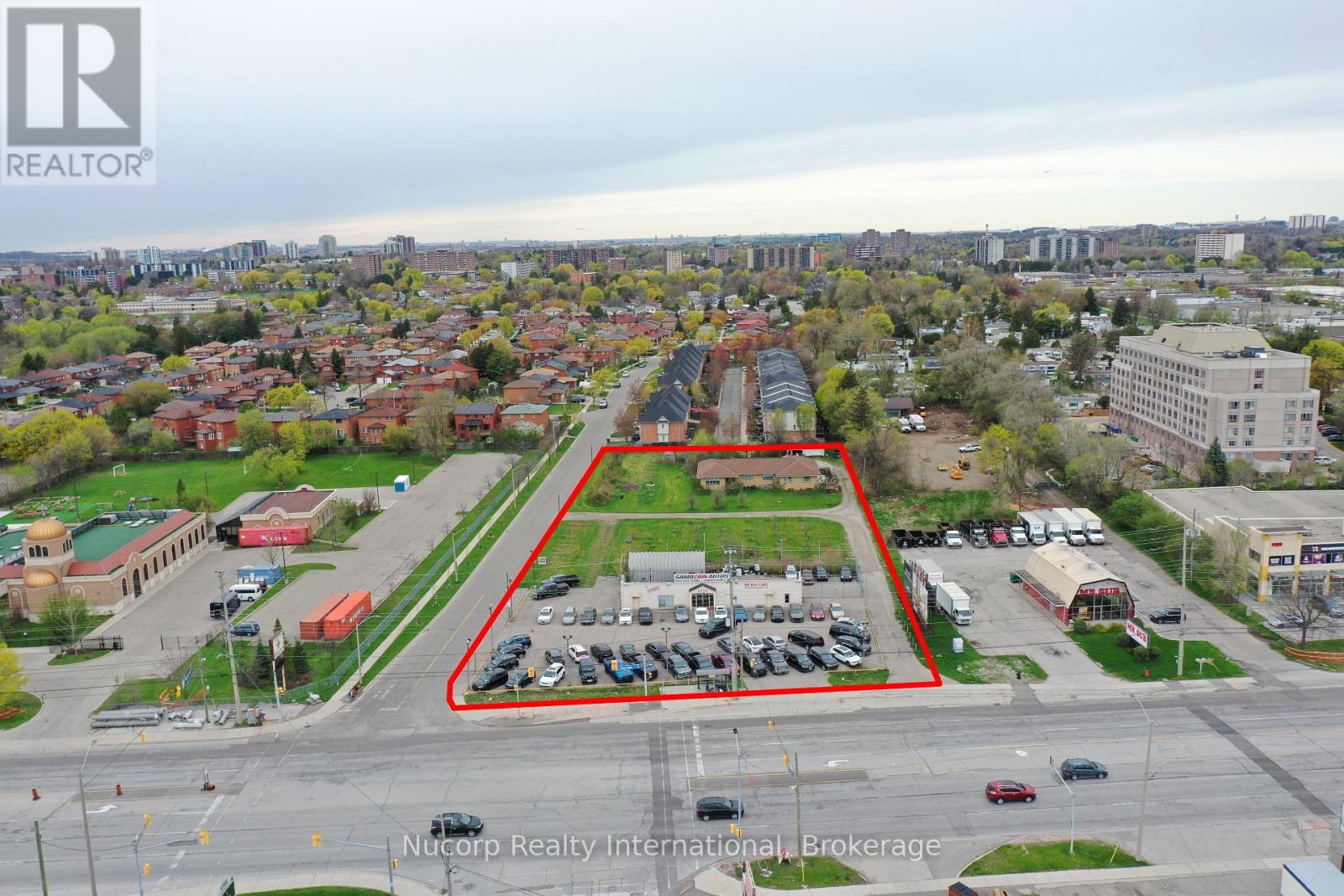 1721 Dundas Street E, Mississauga (Dixie), Ontario  M4L 1L7 - Photo 2 - W12613932