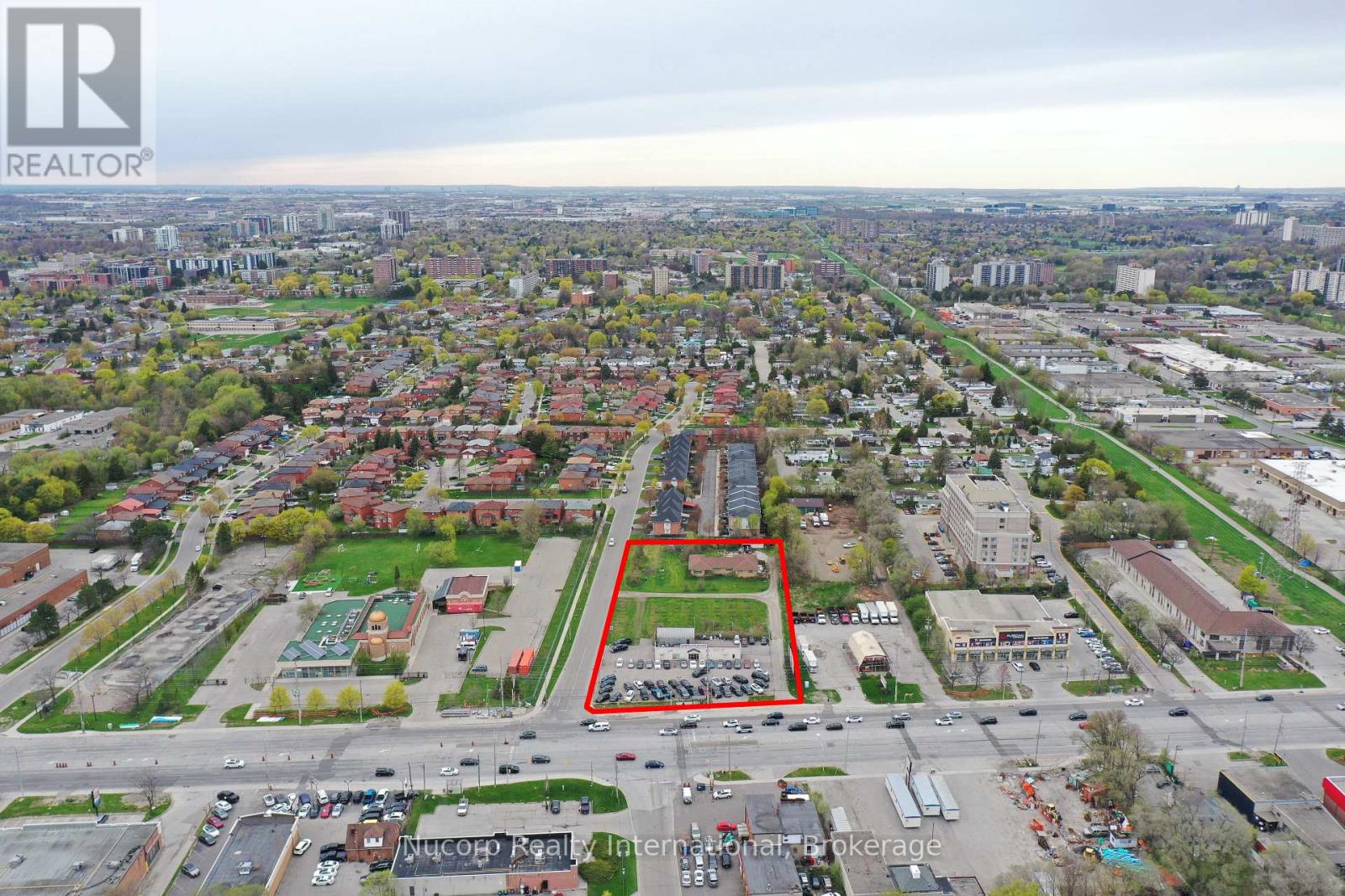 1721 Dundas Street E, Mississauga (Dixie), Ontario  M4L 1L7 - Photo 4 - W12613932