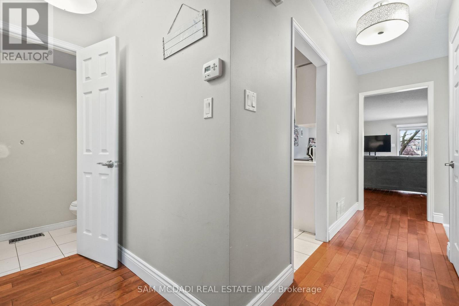 1073 Gabriel Place, Burlington, Ontario  L7R 4J6 - Photo 11 - W12613948