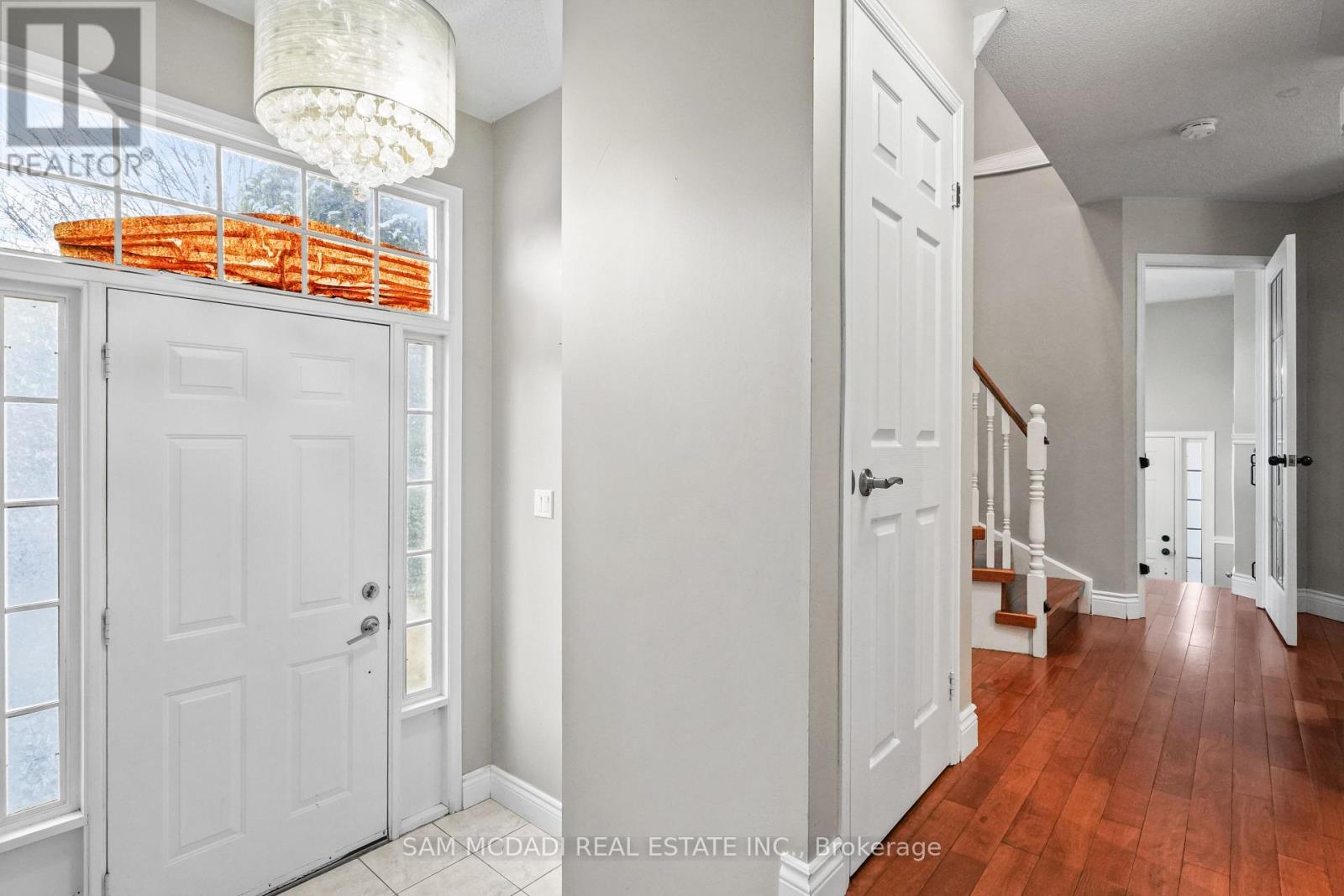 1073 Gabriel Place, Burlington, Ontario  L7R 4J6 - Photo 3 - W12613948