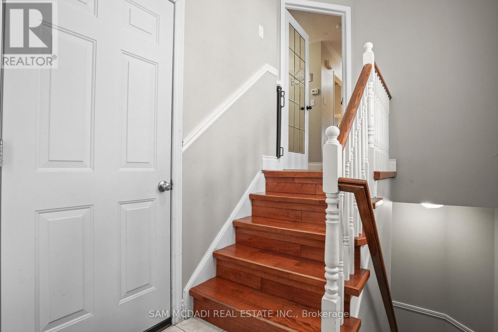 1073 Gabriel Place, Burlington, Ontario  L7R 4J6 - Photo 4 - W12613948