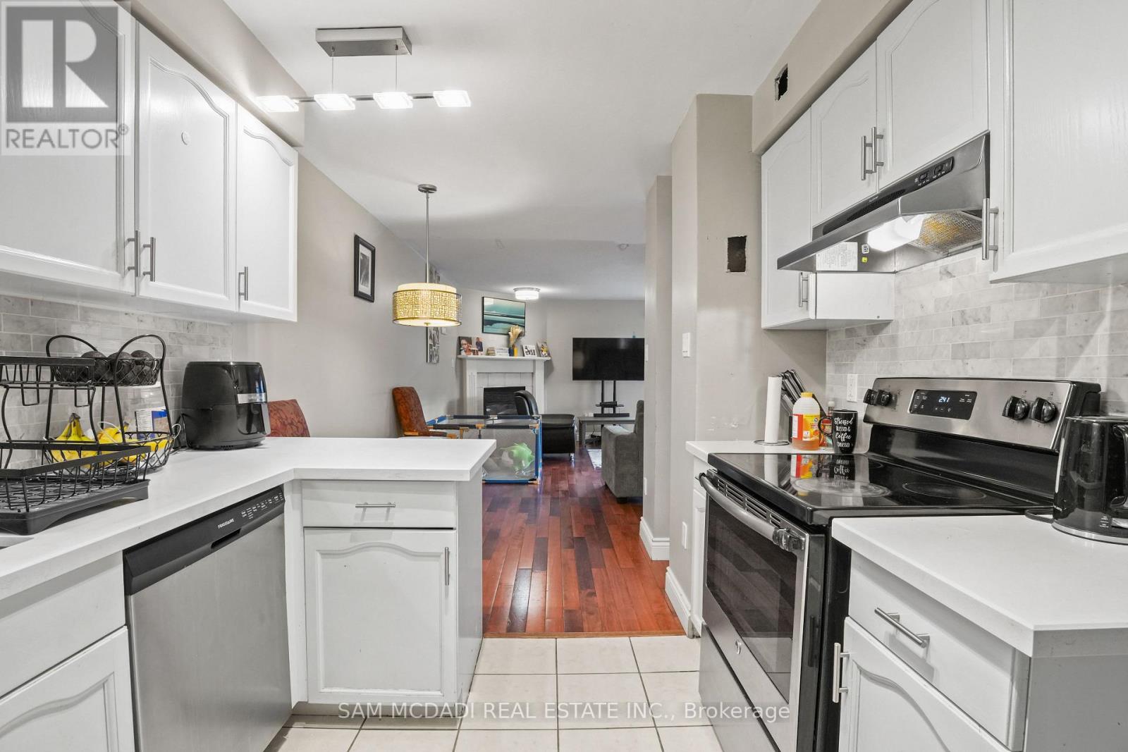 1073 Gabriel Place, Burlington, Ontario  L7R 4J6 - Photo 5 - W12613948