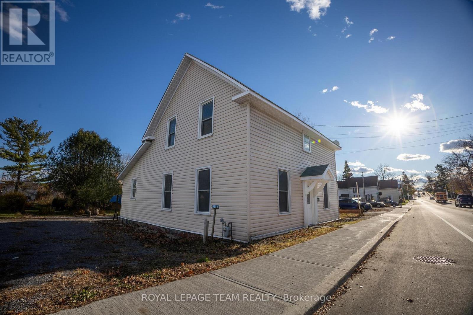 31 Daniel Street N, Arnprior, Ontario  K7S 2K6 - Photo 2 - X12521220