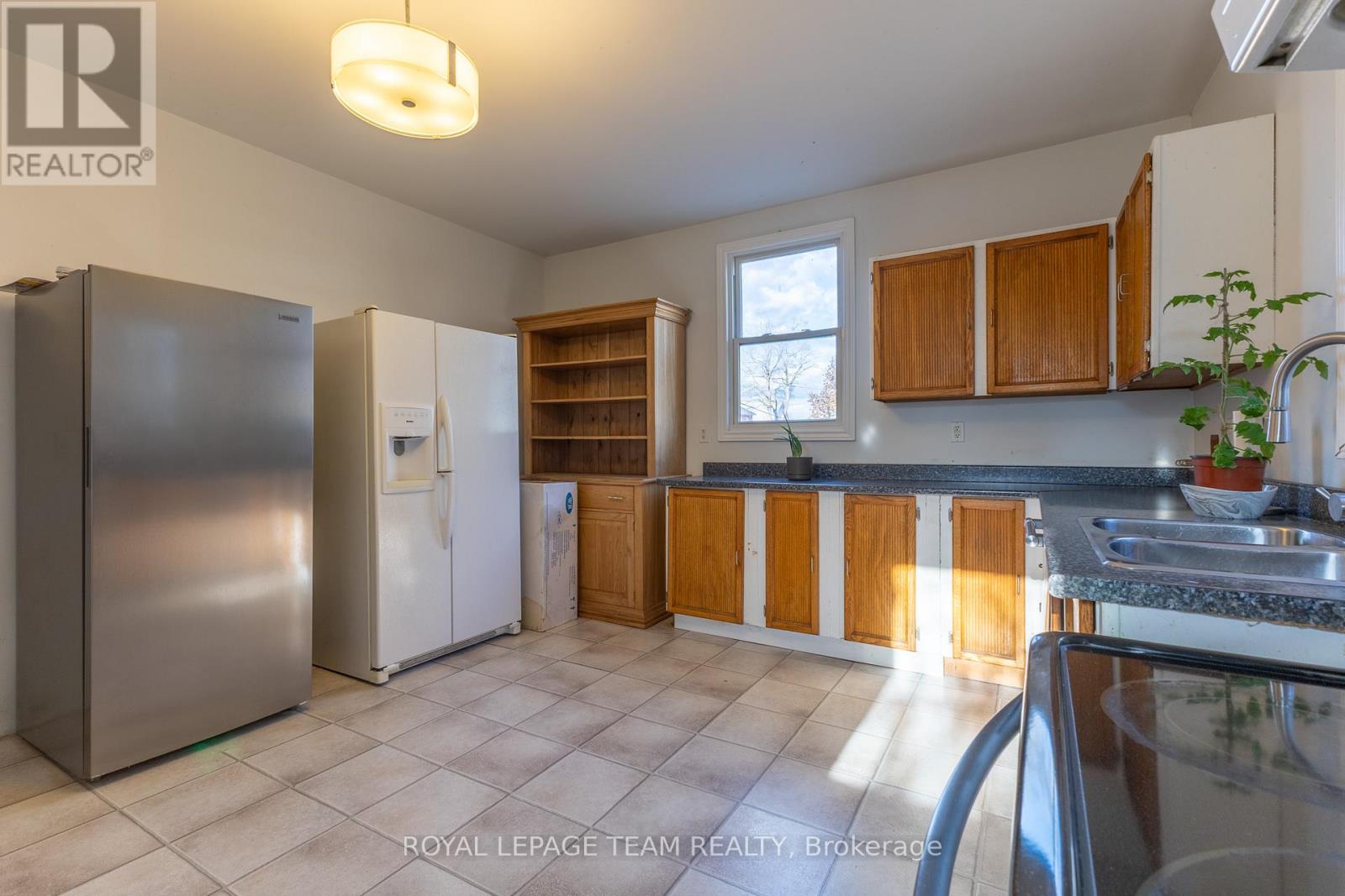 31 Daniel Street N, Arnprior, Ontario  K7S 2K6 - Photo 3 - X12521220