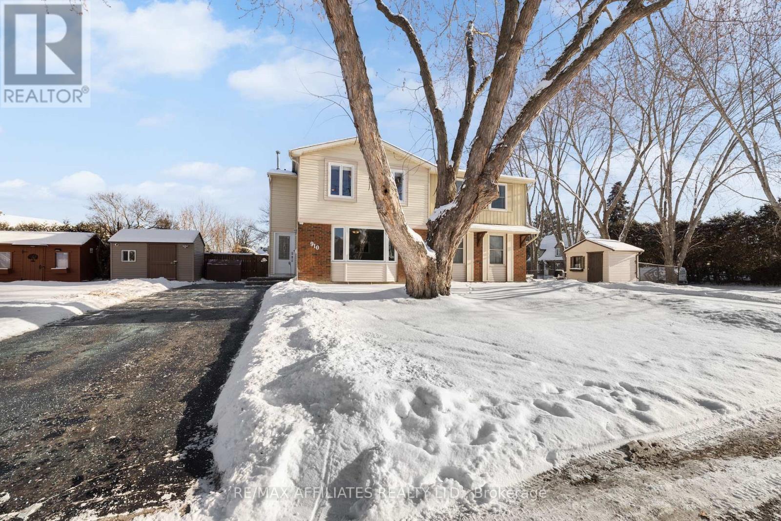 910 Borland Drive, Ottawa, Ontario  K1E 1X6 - Photo 3 - X12614012