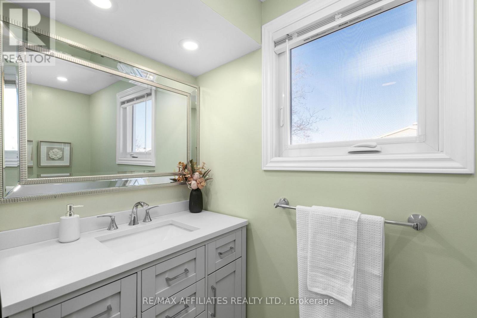 910 Borland Drive, Ottawa, Ontario  K1E 1X6 - Photo 33 - X12614012