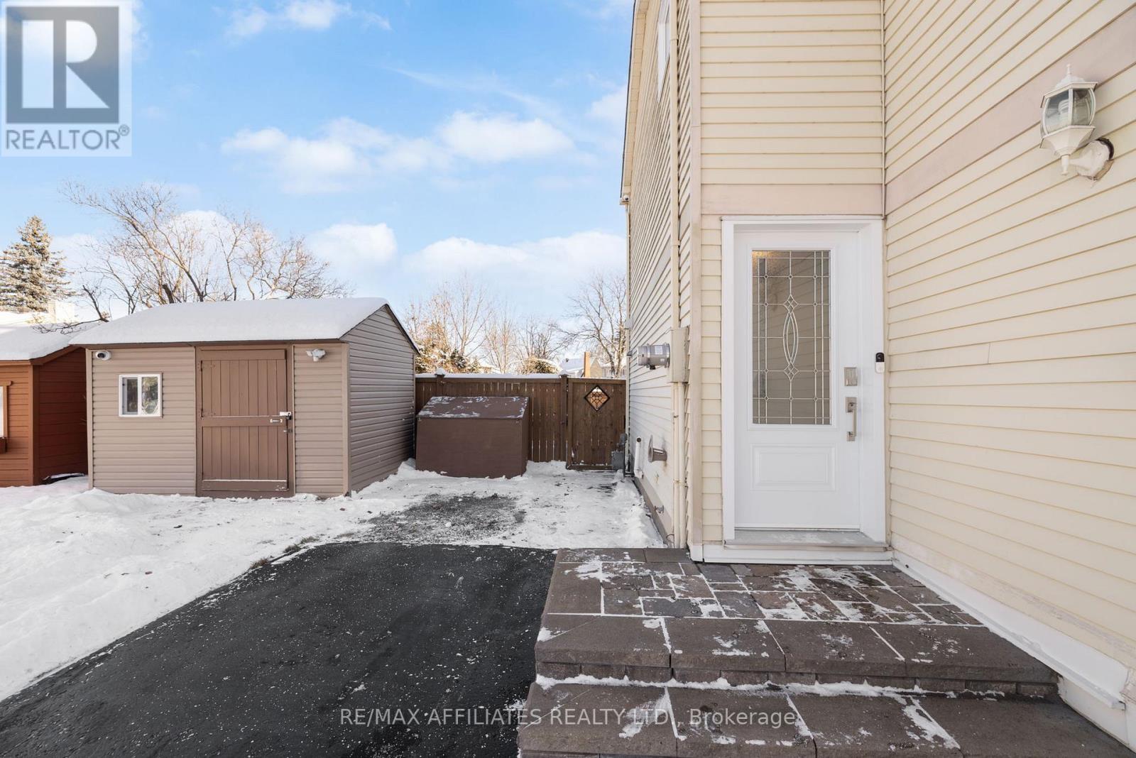 910 Borland Drive, Ottawa, Ontario  K1E 1X6 - Photo 4 - X12614012