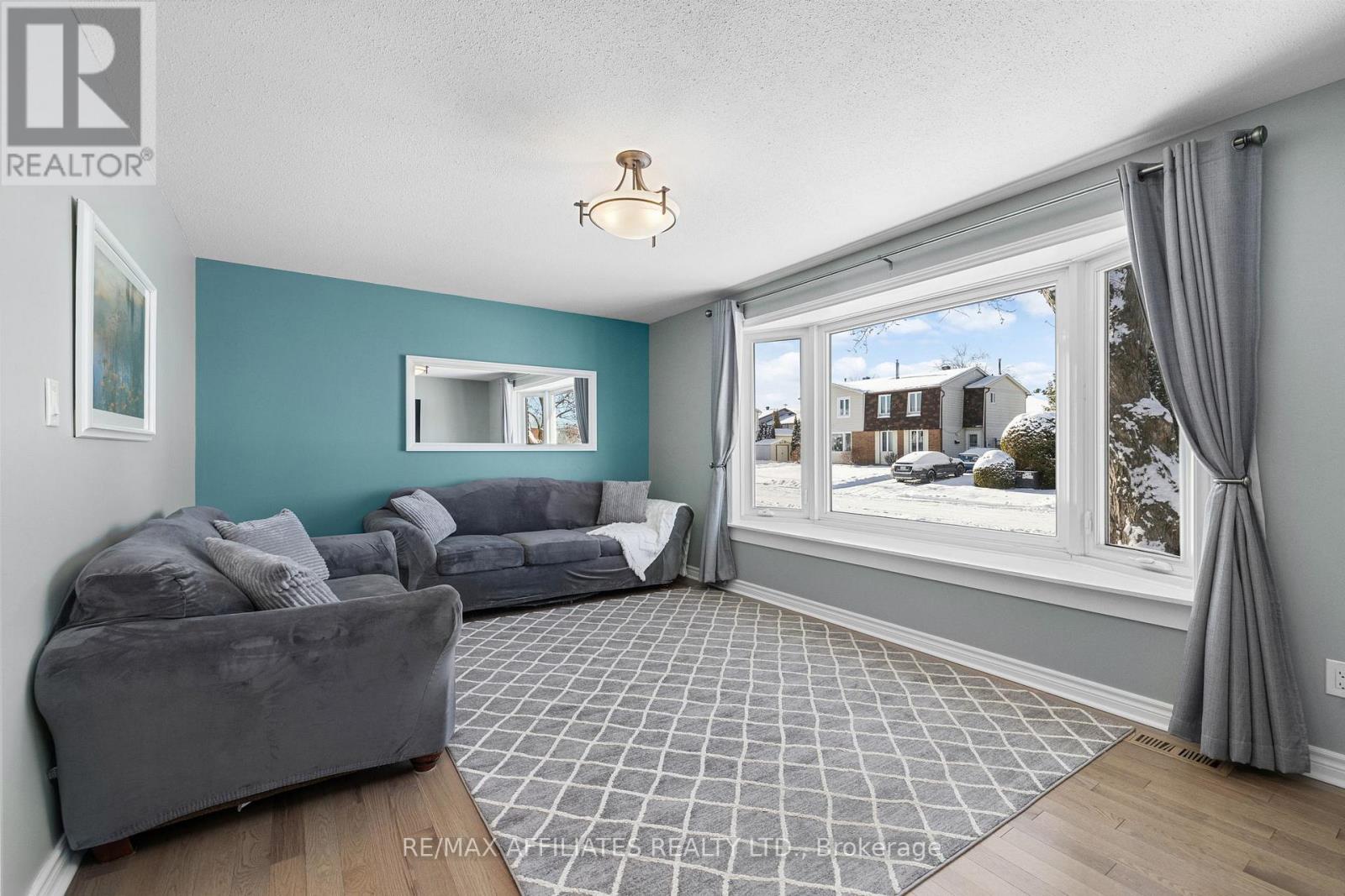 910 Borland Drive, Ottawa, Ontario  K1E 1X6 - Photo 8 - X12614012