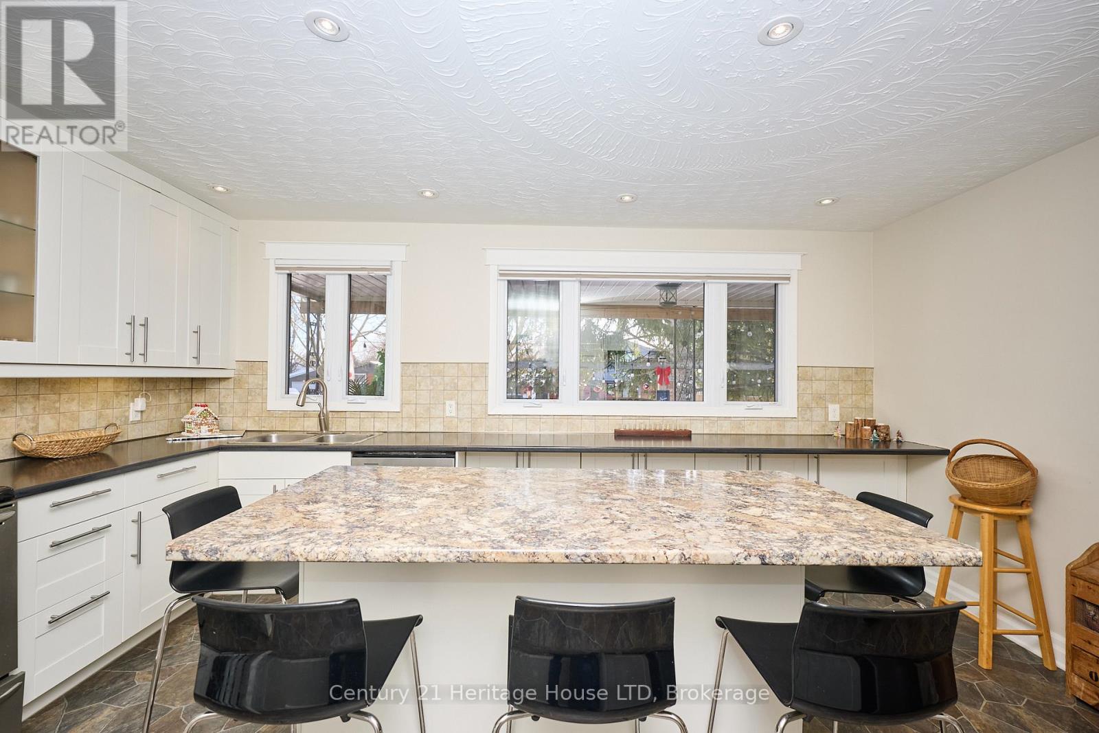 6887 Fairlawn Crescent, Niagara Falls, Ontario  L2G 5B1 - Photo 5 - X12614056